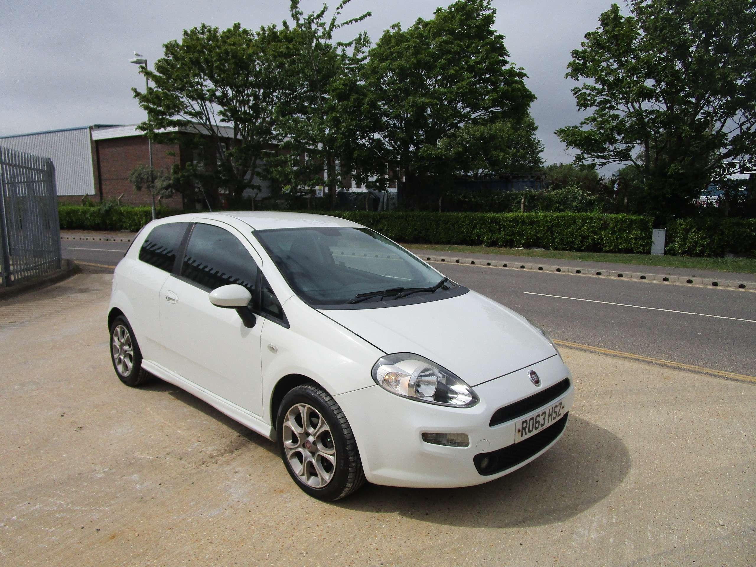 A 2013 FIAT PUNTO 1.2 GBT Hatchback 3dr Petrol Manual Euro 5 (69 bhp) A 2013 FIAT PUNTO 1.2 GBT Hatchback 3dr Petrol Manual Euro 5 (69 bhp)