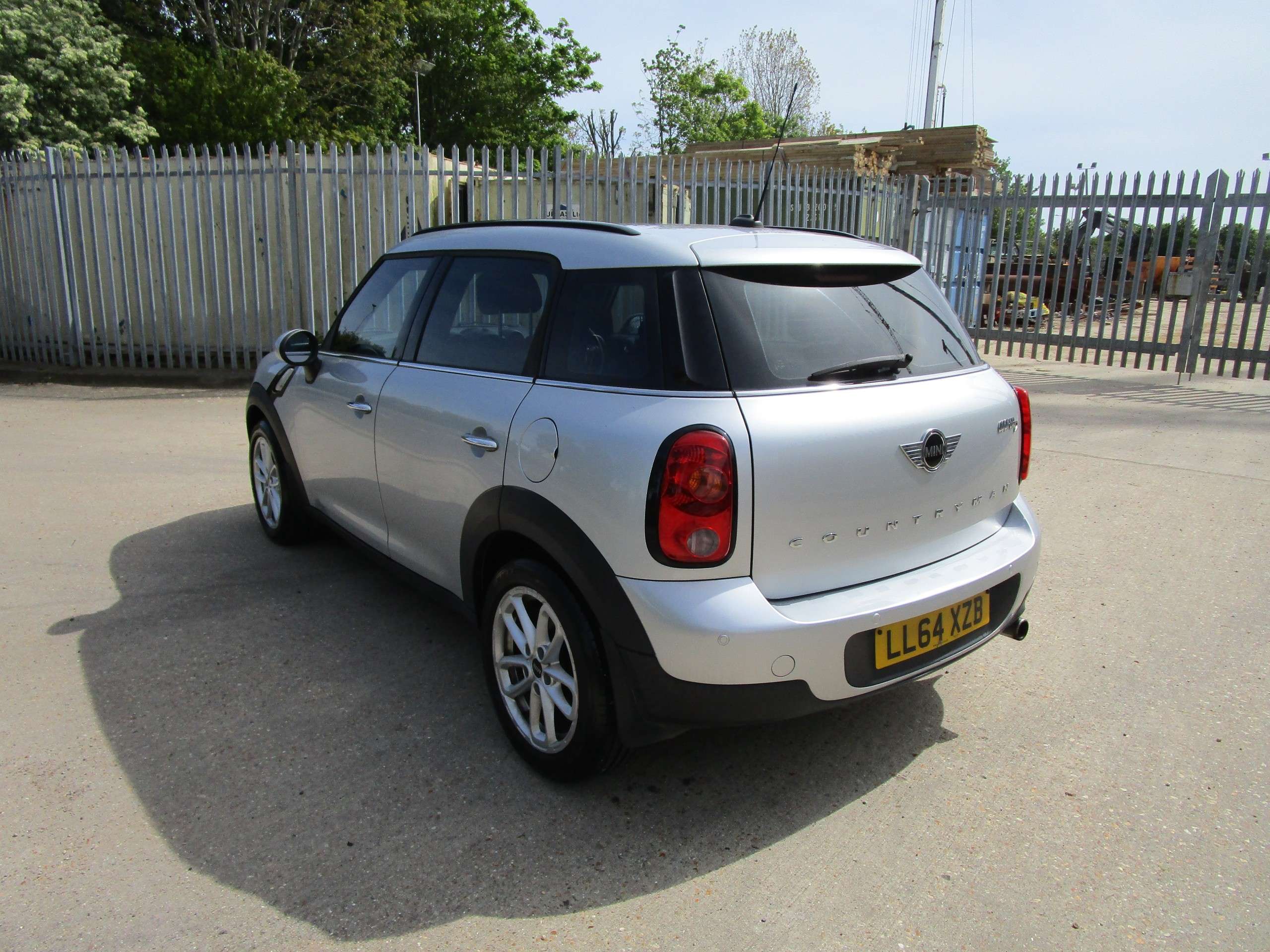 A 2014 MINI COUNTRYMAN 1.6 Cooper D Business Edition SUV 5dr Diesel Manual Euro 5 A 2014 MINI COUNTRYMAN 1.6 Cooper D Business Edition SUV 5dr Diesel Manual Euro 5