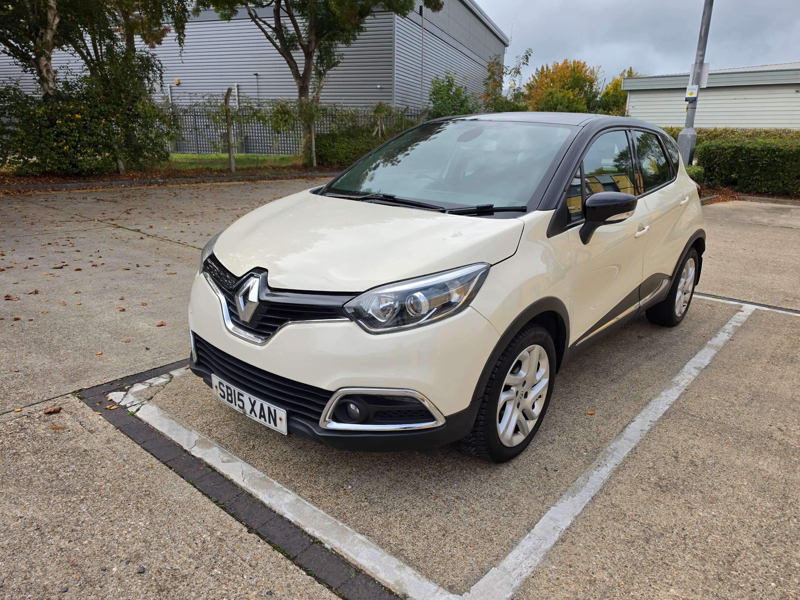 A 2015 RENAULT CAPTUR 0.9 TCe ENERGY Dynamique MediaNav SUV 5dr Petrol Manual Euro 5 (s/s) (90 ps) A 2015 RENAULT CAPTUR 0.9 TCe ENERGY Dynamique MediaNav SUV 5dr Petrol Manual Euro 5 (s/s) (90 ps)