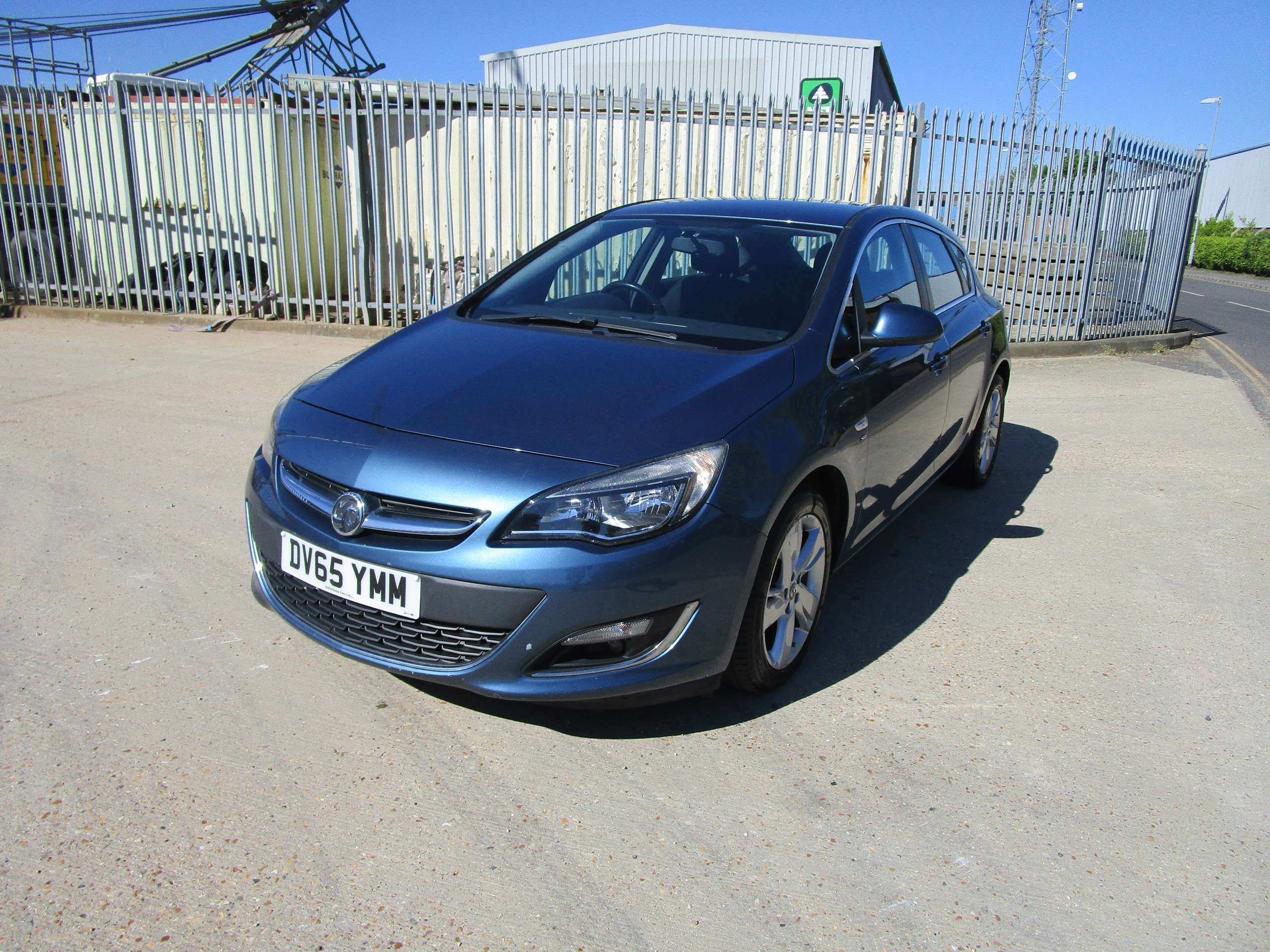A 2015 VAUXHALL ASTRA 1.4i SRi Hatchback 5dr Petrol Manual Euro 6 (100 ps) A 2015 VAUXHALL ASTRA 1.4i SRi Hatchback 5dr Petrol Manual Euro 6 (100 ps)