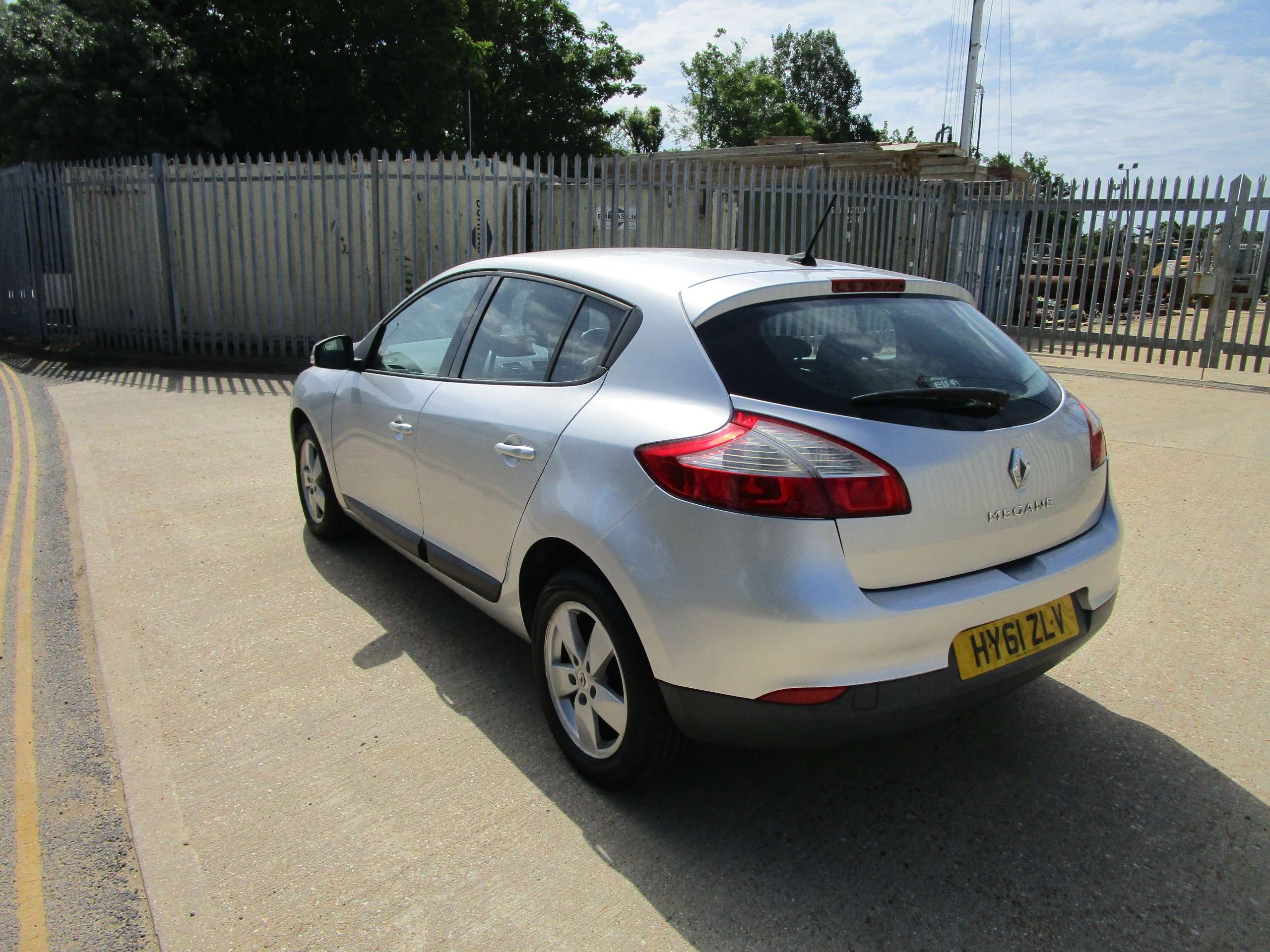 A 2011 RENAULT MEGANE 1.6 16V Dynamique TomTom Hatchback 3dr Petrol Manual (163 g/km, 110 bhp) A 2011 RENAULT MEGANE 1.6 16V Dynamique TomTom Hatchback 3dr Petrol Manual (163 g/km, 110 bhp)