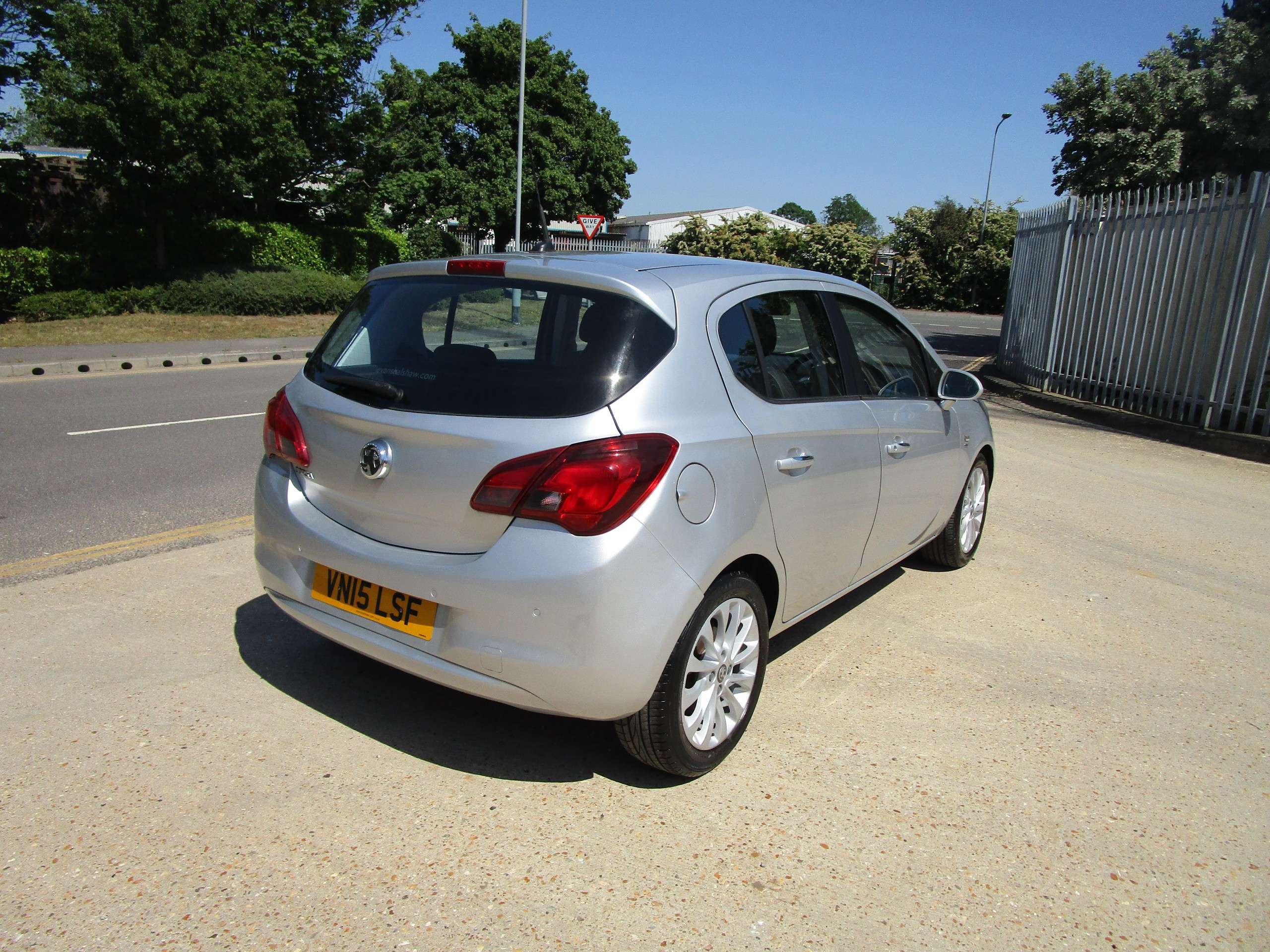 A 2015 VAUXHALL CORSA 1.4i ecoFLEX SE Hatchback 5dr Petrol Manual Euro 6 (90 ps) A 2015 VAUXHALL CORSA 1.4i ecoFLEX SE Hatchback 5dr Petrol Manual Euro 6 (90 ps)