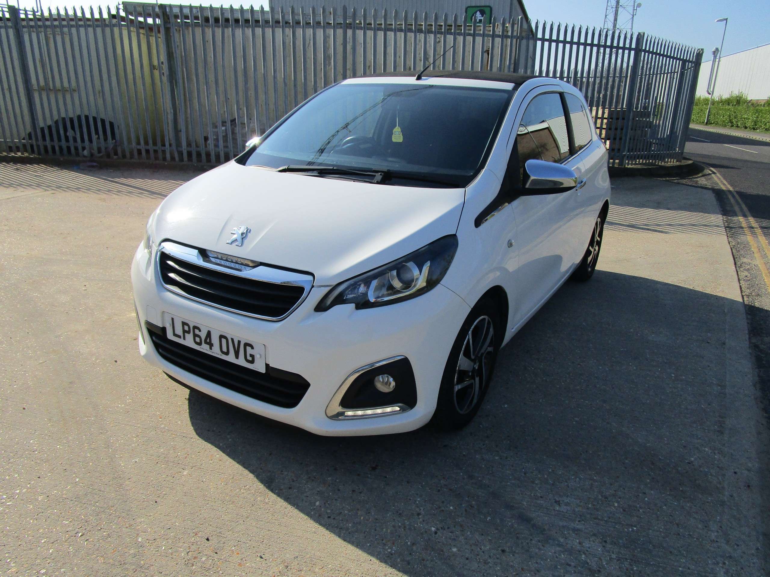 A 2015 PEUGEOT 108 1.2 VTi PureTech Allure Top 3dr Petrol Manual Euro 5 (82 ps) A 2015 PEUGEOT 108 1.2 VTi PureTech Allure Top 3dr Petrol Manual Euro 5 (82 ps)