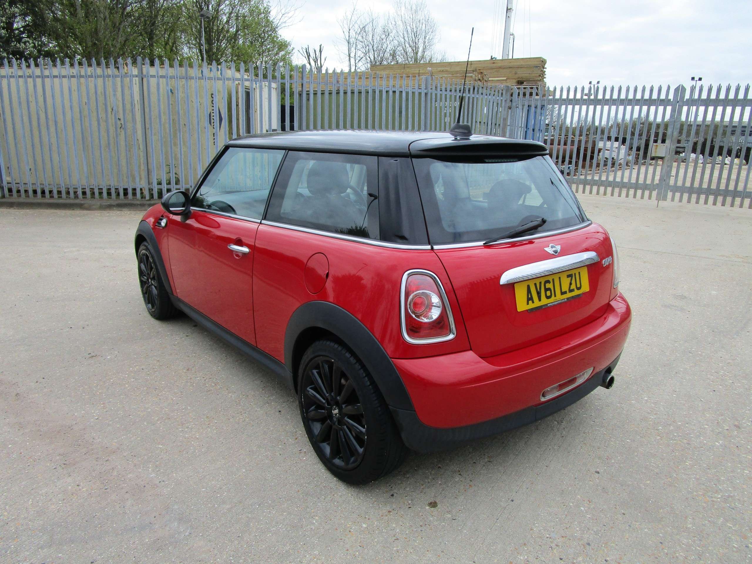 A 2011 MINI HATCH 1.6 Cooper Hatchback 3dr Petrol Manual Euro 5 (s/s) (122 ps) A 2011 MINI HATCH 1.6 Cooper Hatchback 3dr Petrol Manual Euro 5 (s/s) (122 ps)