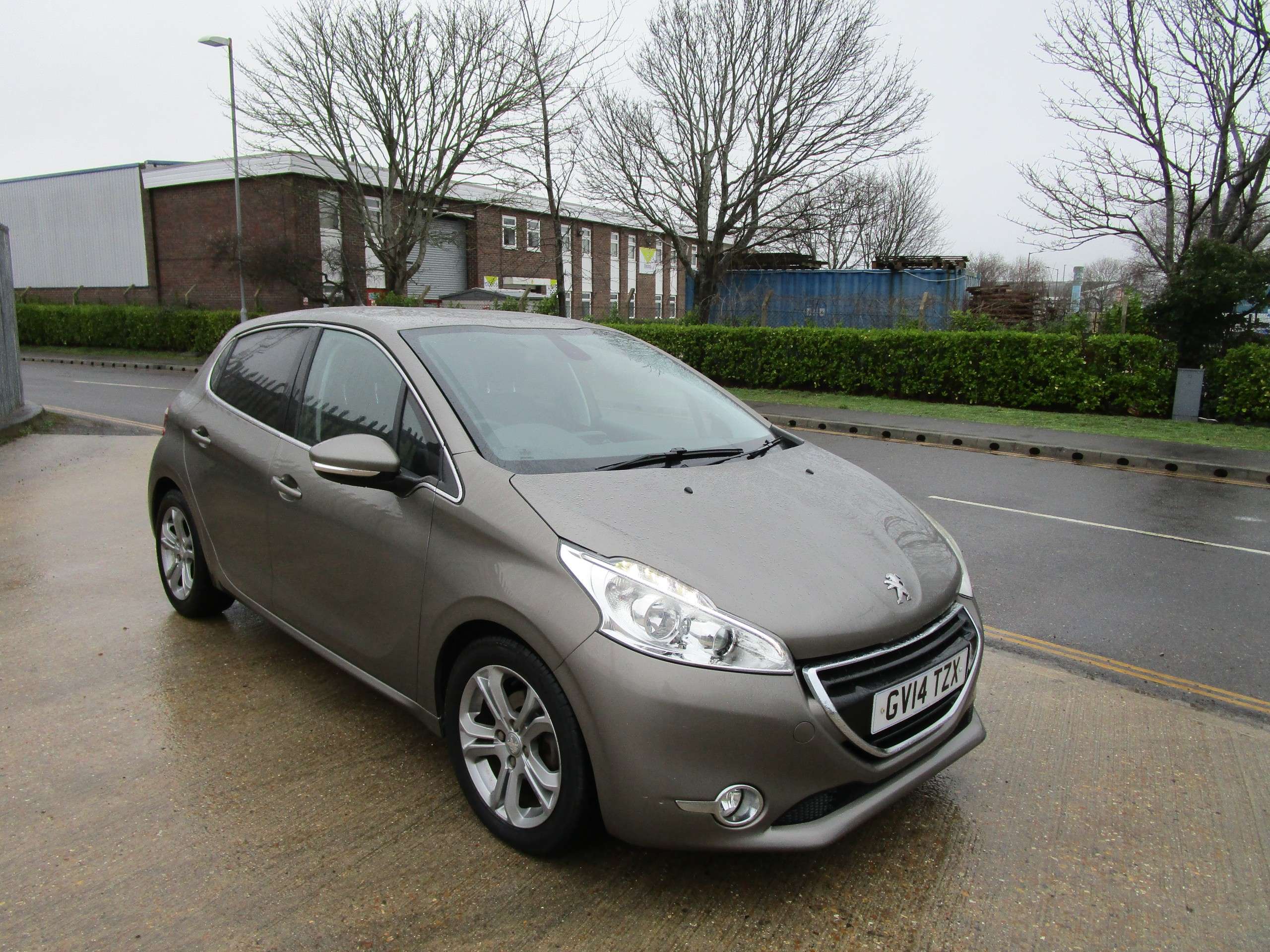 A 2014 PEUGEOT 208 1.6 e-HDi Allure Hatchback 5dr Diesel Manual Euro 5 (s/s) (92 ps) A 2014 PEUGEOT 208 1.6 e-HDi Allure Hatchback 5dr Diesel Manual Euro 5 (s/s) (92 ps)