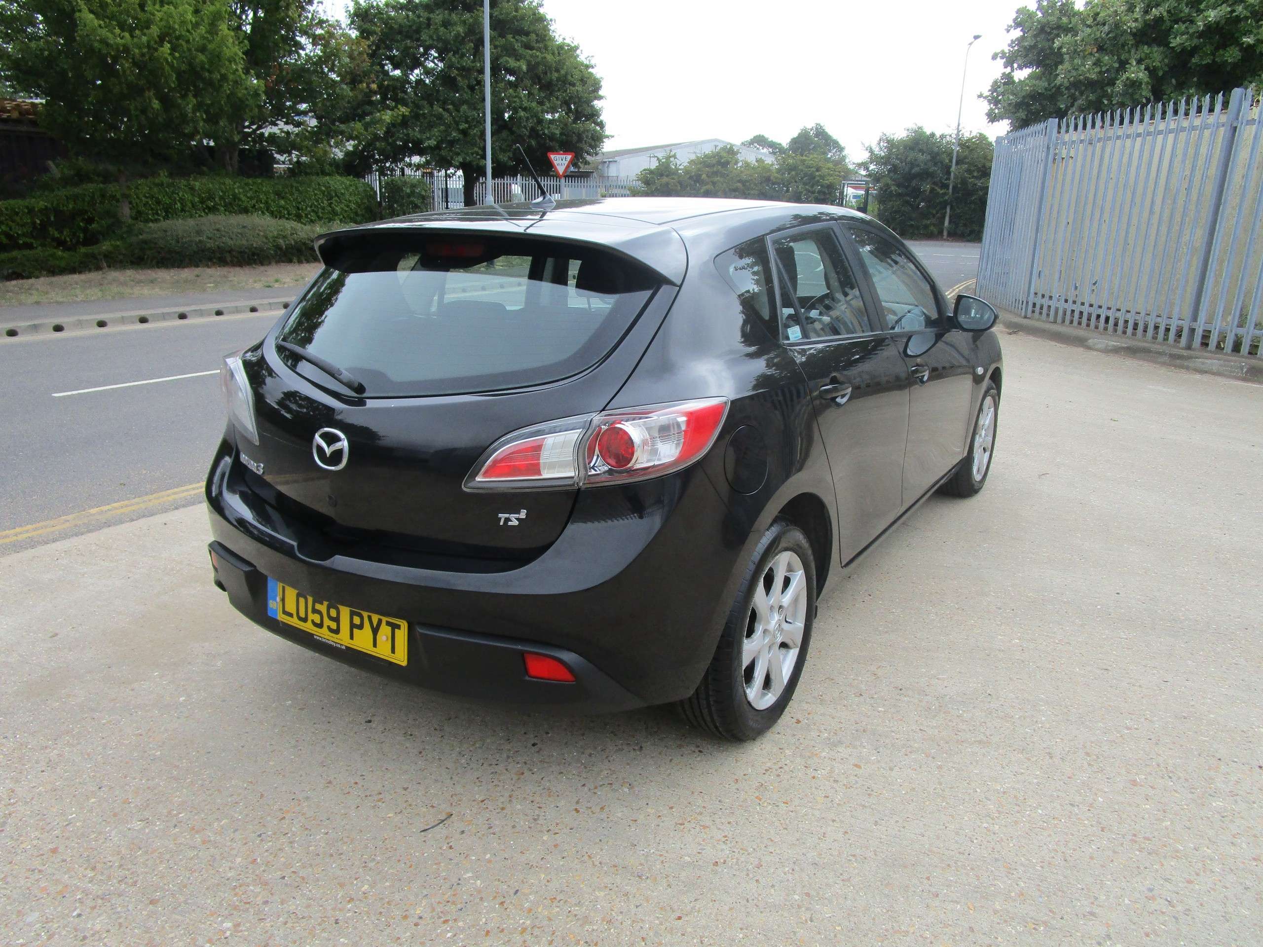 A 2010 MAZDA 3 TS2 D 5-Door (35 Pound Road Tax) A 2010 MAZDA 3 TS2 D 5-Door (35 Pound Road Tax)