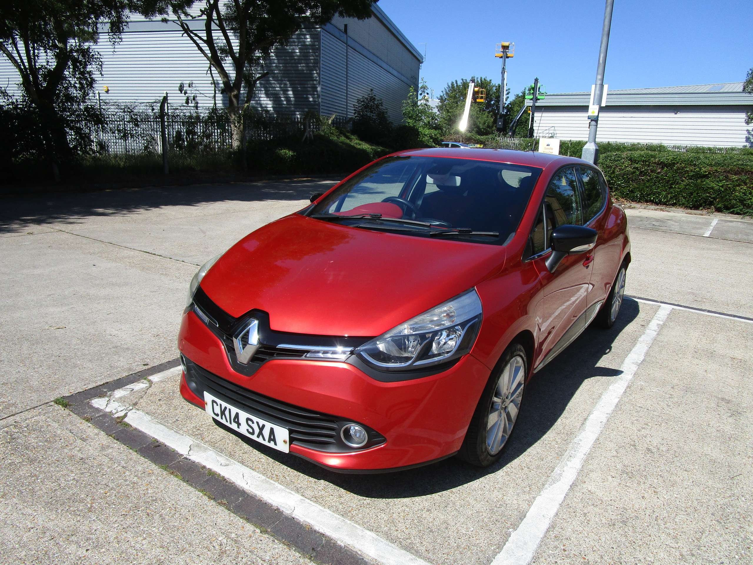 A 2014 RENAULT CLIO DYNAMIQUE S MEDIANAV ENERGY DCI S/S 5-Door A 2014 RENAULT CLIO DYNAMIQUE S MEDIANAV ENERGY DCI S/S 5-Door