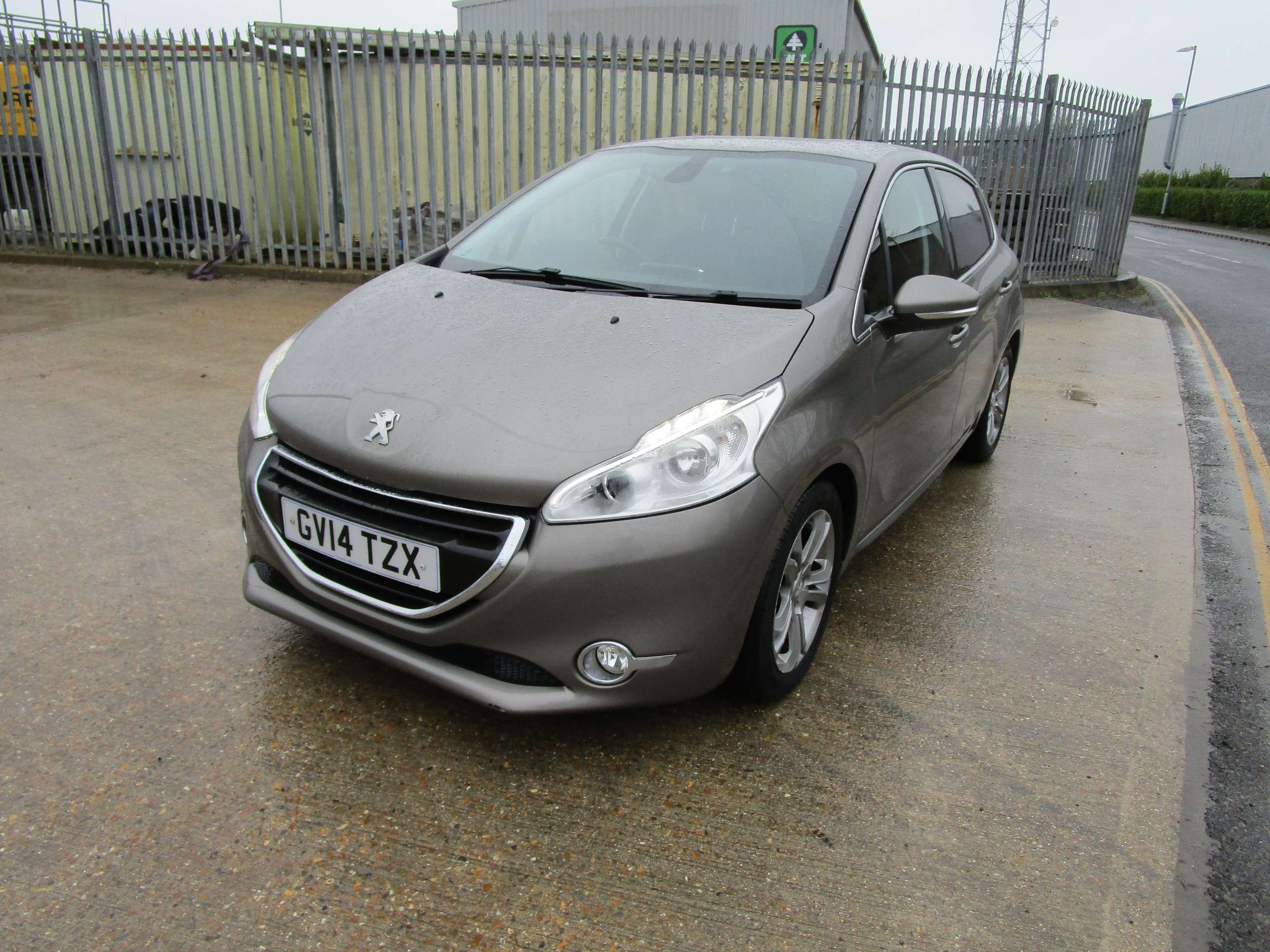 A 2014 PEUGEOT 208 1.6 e-HDi Allure Hatchback 5dr Diesel Manual Euro 5 (s/s) (92 ps) A 2014 PEUGEOT 208 1.6 e-HDi Allure Hatchback 5dr Diesel Manual Euro 5 (s/s) (92 ps)