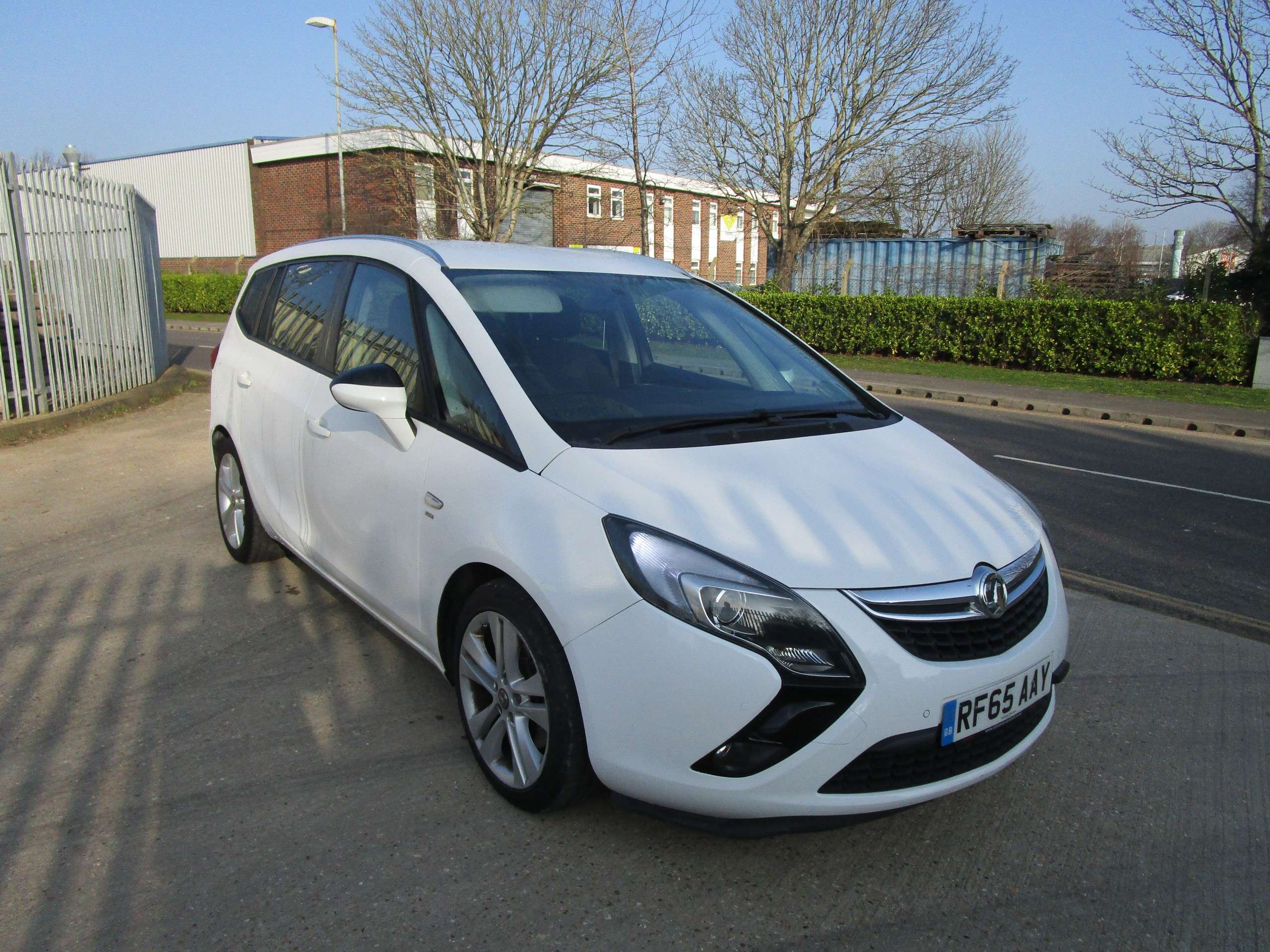 A 2015 VAUXHALL ZAFIRA TOURER 2.0 CDTi SRi MPV 5dr Diesel Auto Euro 6 (170 ps) A 2015 VAUXHALL ZAFIRA TOURER 2.0 CDTi SRi MPV 5dr Diesel Auto Euro 6 (170 ps)
