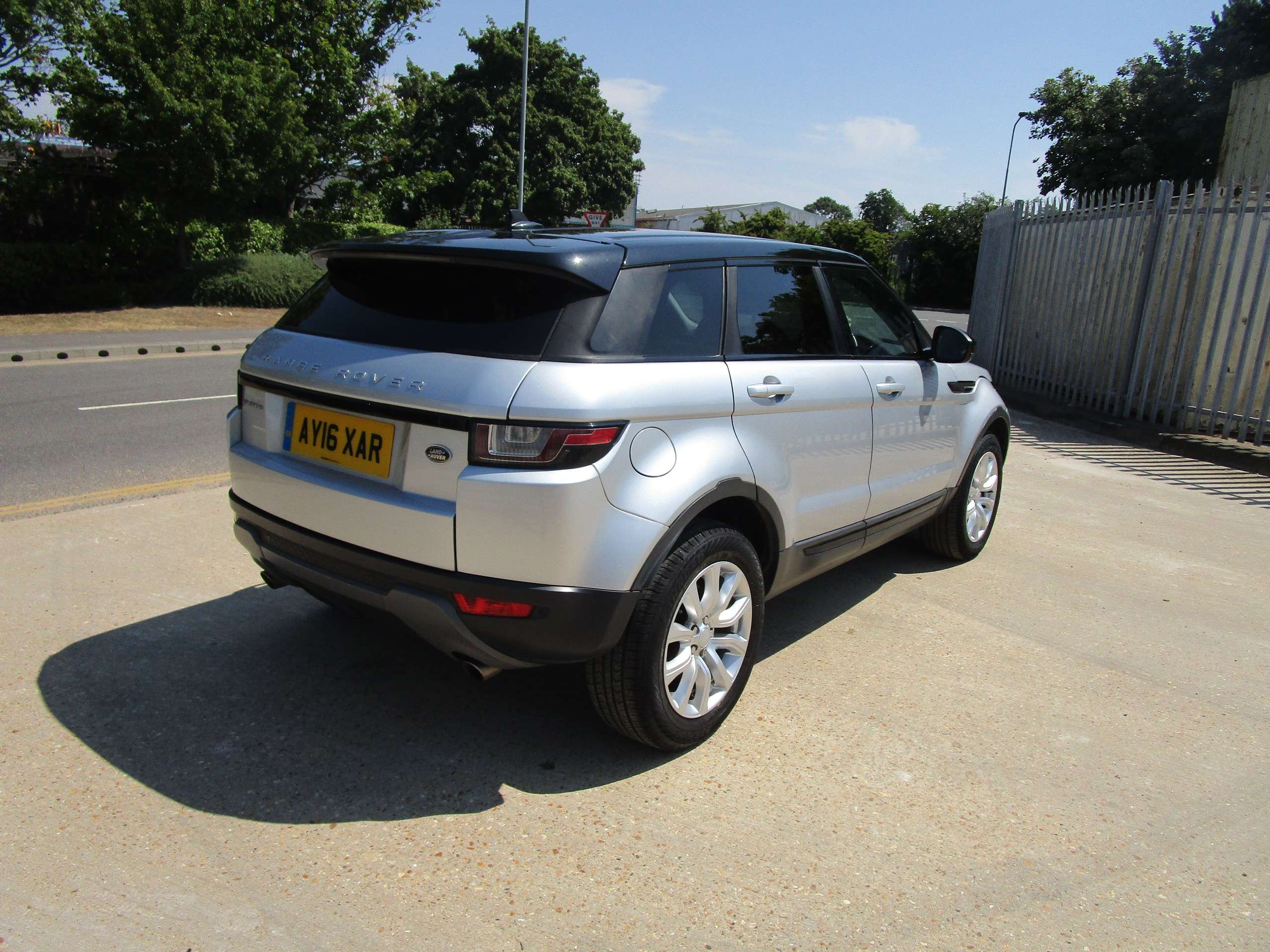 A 2016 LAND ROVER RANGE ROVER EVOQUE 2.0 TD4 SE Tech SUV 5dr Diesel Auto 4WD Euro 6 (s/s) (180 ps) A 2016 LAND ROVER RANGE ROVER EVOQUE 2.0 TD4 SE Tech SUV 5dr Diesel Auto 4WD Euro 6 (s/s) (180 ps)