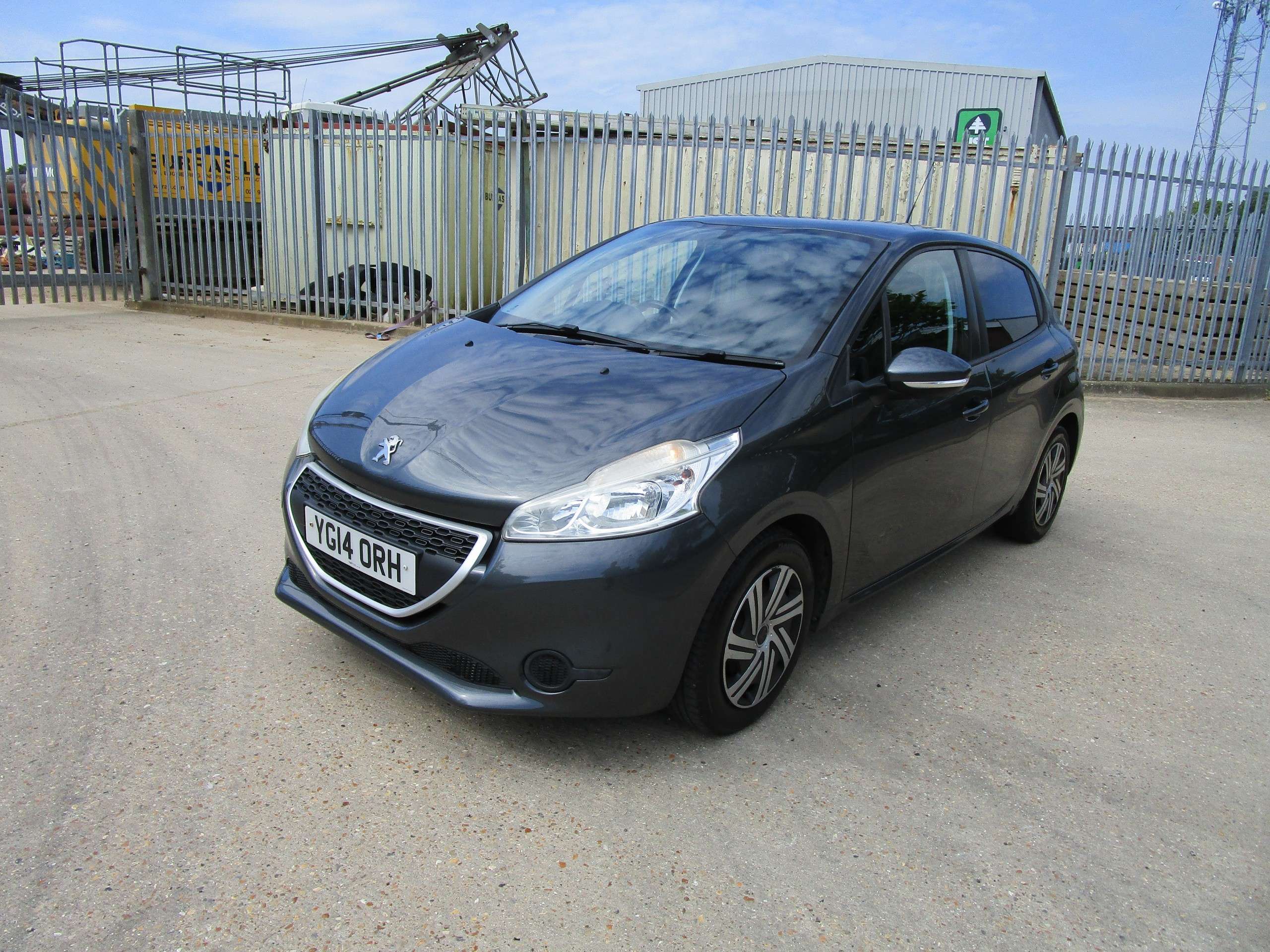 A 2014 PEUGEOT 208 1.2 VTi Access+ Hatchback 5dr Petrol Manual Euro 5 (82 ps) A 2014 PEUGEOT 208 1.2 VTi Access+ Hatchback 5dr Petrol Manual Euro 5 (82 ps)