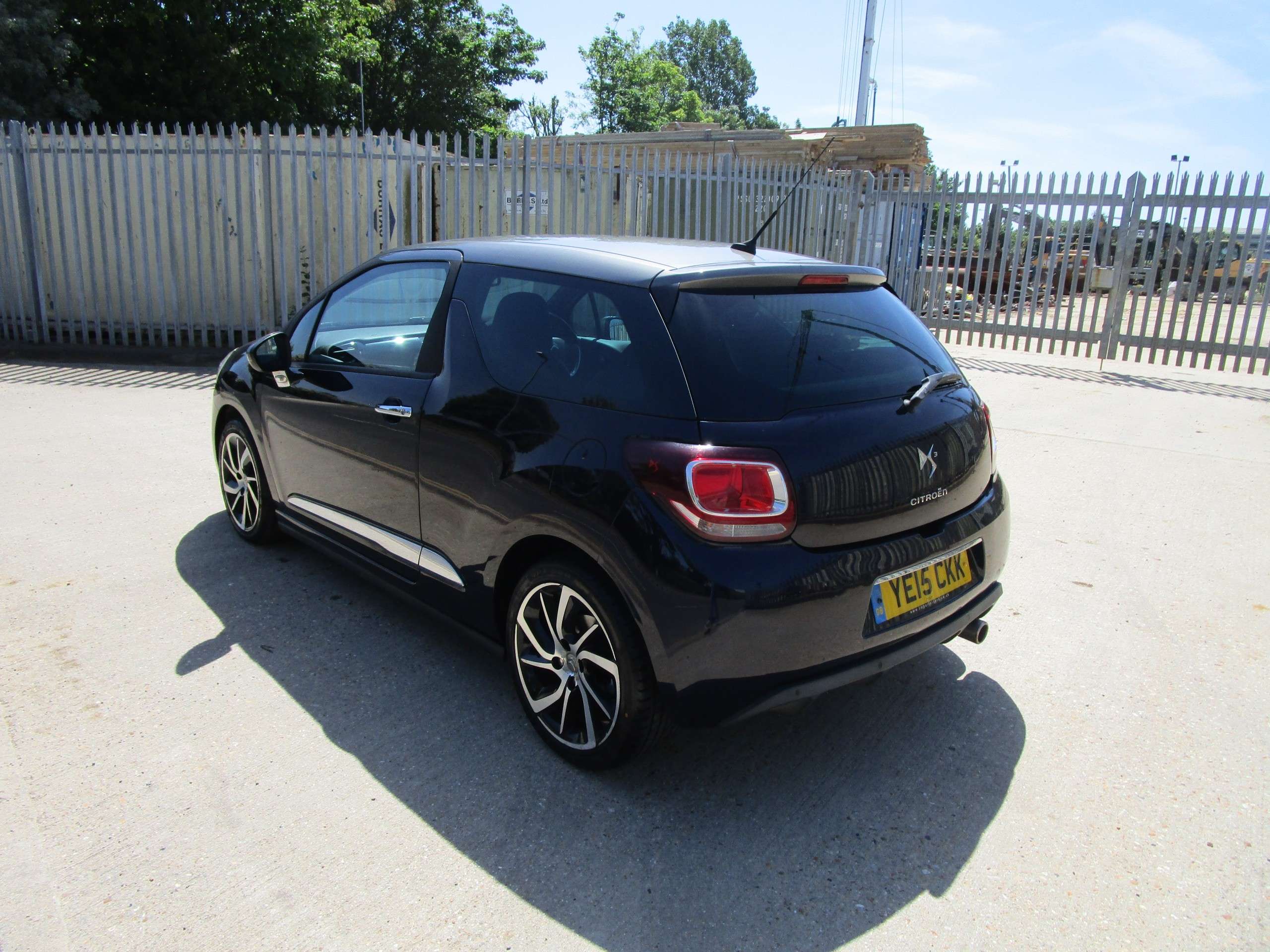 A 2015 CITROEN DS3 1.6 e-HDi DStyle Plus Hatchback 3dr Diesel Manual Euro 5 (s/s) (90 ps) A 2015 CITROEN DS3 1.6 e-HDi DStyle Plus Hatchback 3dr Diesel Manual Euro 5 (s/s) (90 ps)