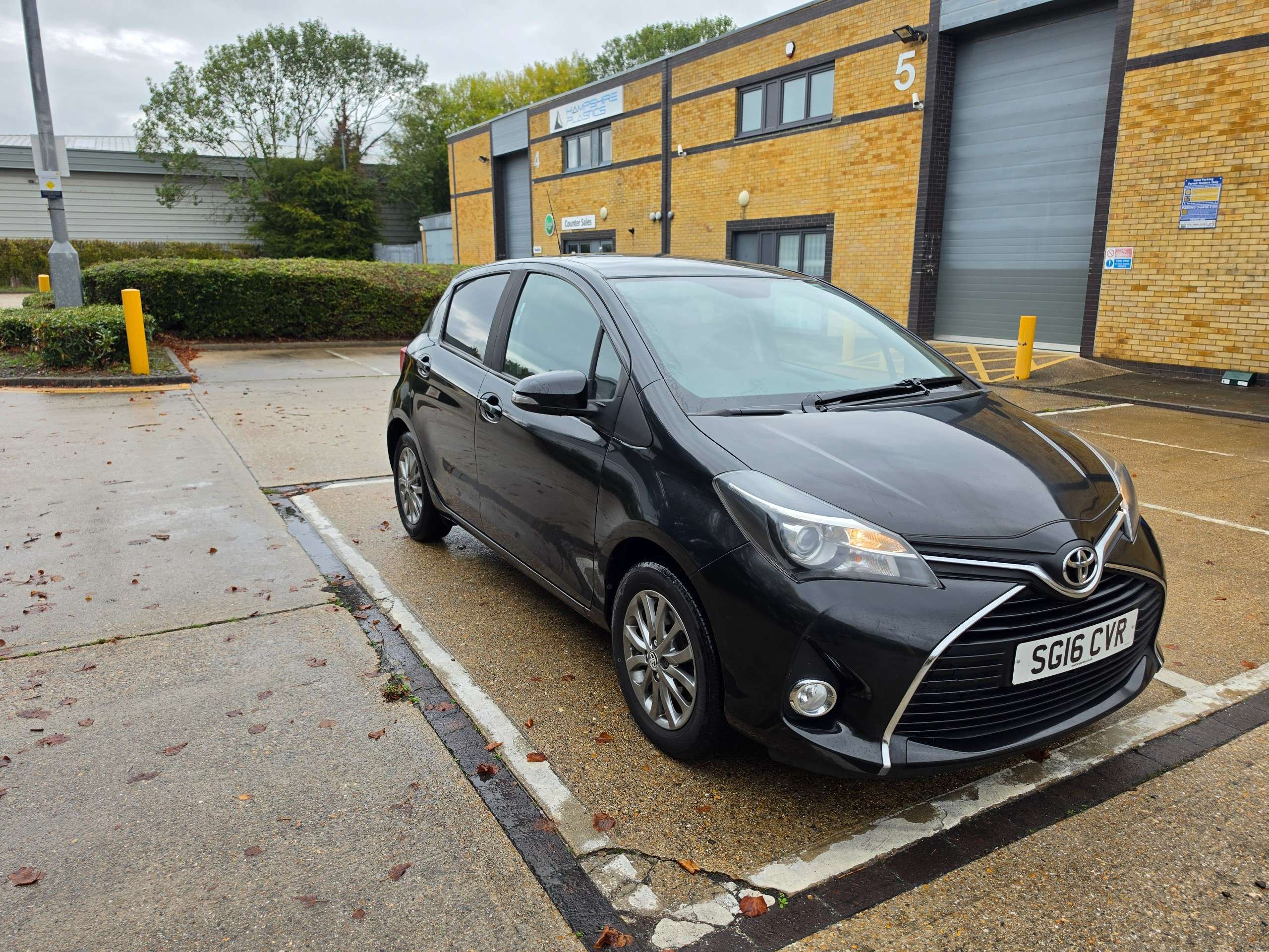 A 2016 TOYOTA YARIS 1.33 Dual VVT-i Icon Hatchback 5dr Petrol Manual Euro 6 (99 ps) (CAT S) A 2016 TOYOTA YARIS 1.33 Dual VVT-i Icon Hatchback 5dr Petrol Manual Euro 6 (99 ps) (CAT S)