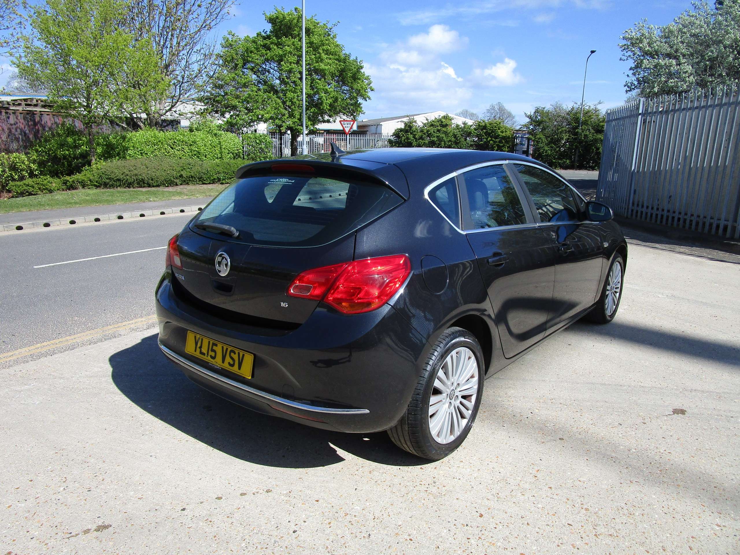 A 2015 VAUXHALL ASTRA 1.6 16v Excite Hatchback 5dr Petrol Manual Euro 5 (115 ps) A 2015 VAUXHALL ASTRA 1.6 16v Excite Hatchback 5dr Petrol Manual Euro 5 (115 ps)
