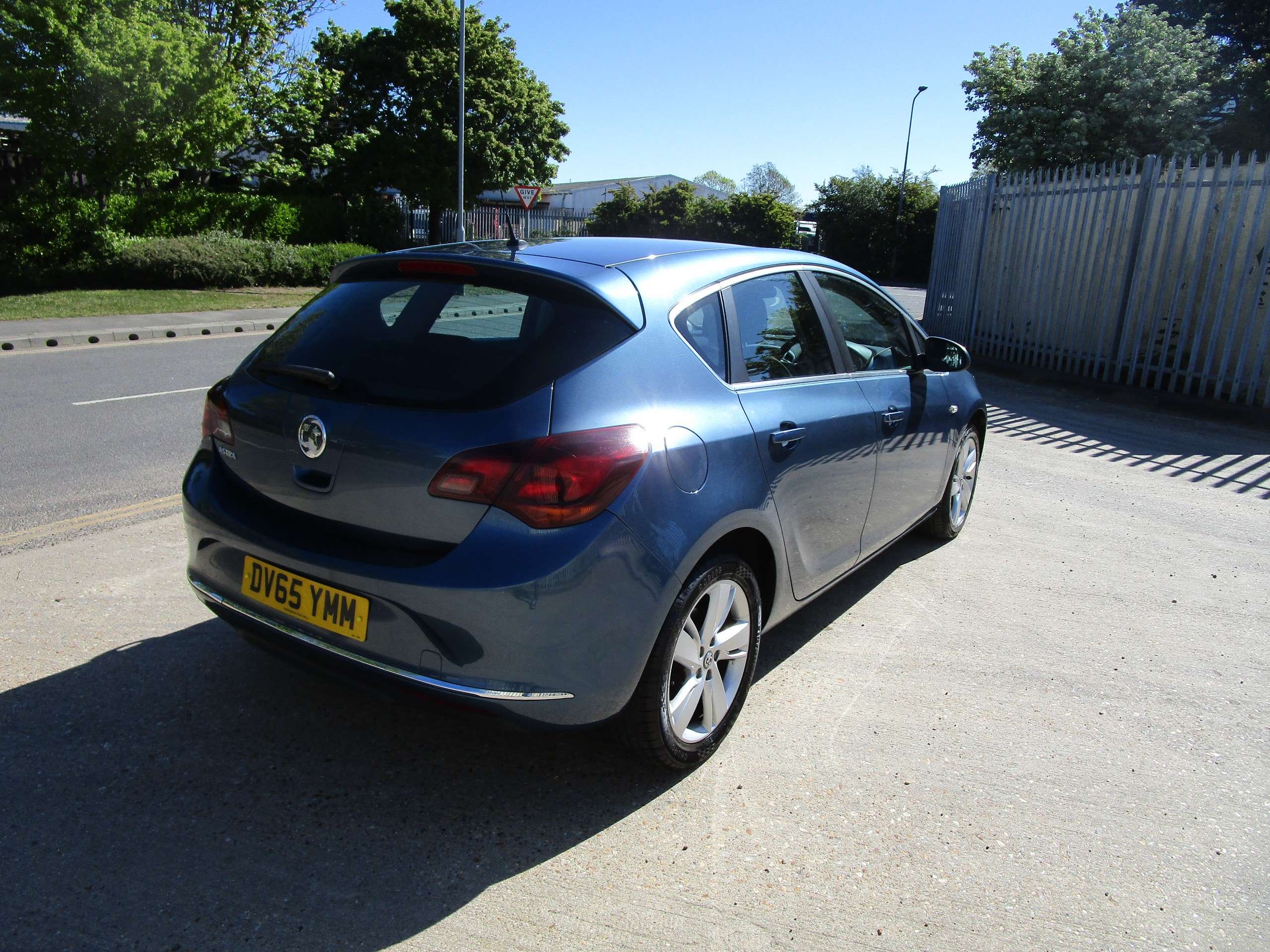 A 2015 VAUXHALL ASTRA 1.4i SRi Hatchback 5dr Petrol Manual Euro 6 (100 ps) A 2015 VAUXHALL ASTRA 1.4i SRi Hatchback 5dr Petrol Manual Euro 6 (100 ps)