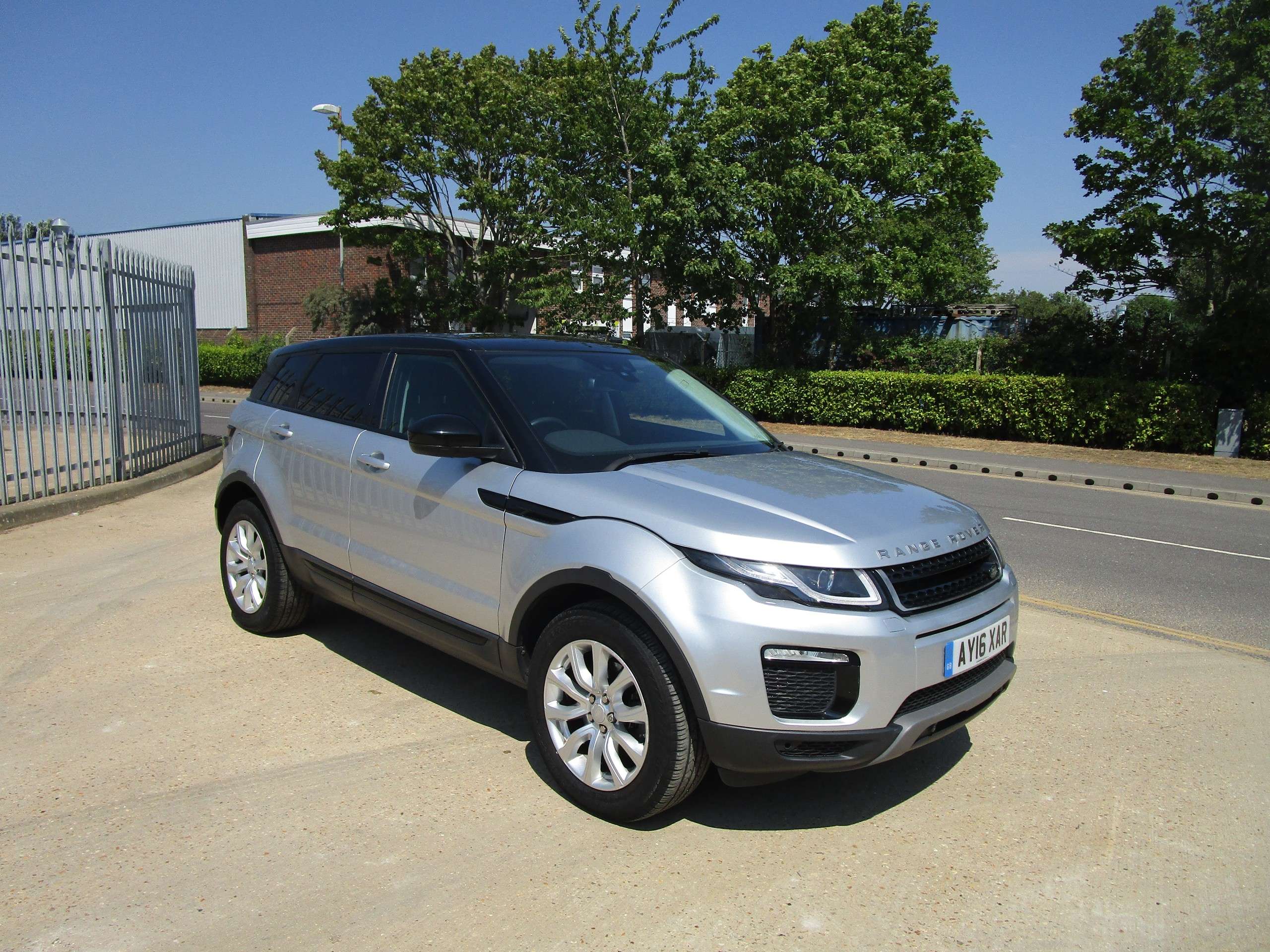 A 2016 LAND ROVER RANGE ROVER EVOQUE 2.0 TD4 SE Tech SUV 5dr Diesel Auto 4WD Euro 6 (s/s) (180 ps) A 2016 LAND ROVER RANGE ROVER EVOQUE 2.0 TD4 SE Tech SUV 5dr Diesel Auto 4WD Euro 6 (s/s) (180 ps)