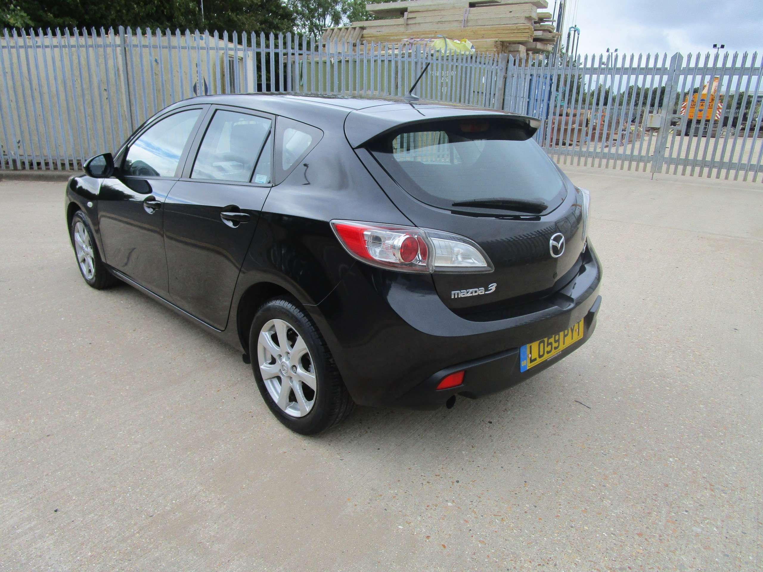 A 2010 MAZDA 3 TS2 D 5-Door (35 Pound Road Tax) A 2010 MAZDA 3 TS2 D 5-Door (35 Pound Road Tax)