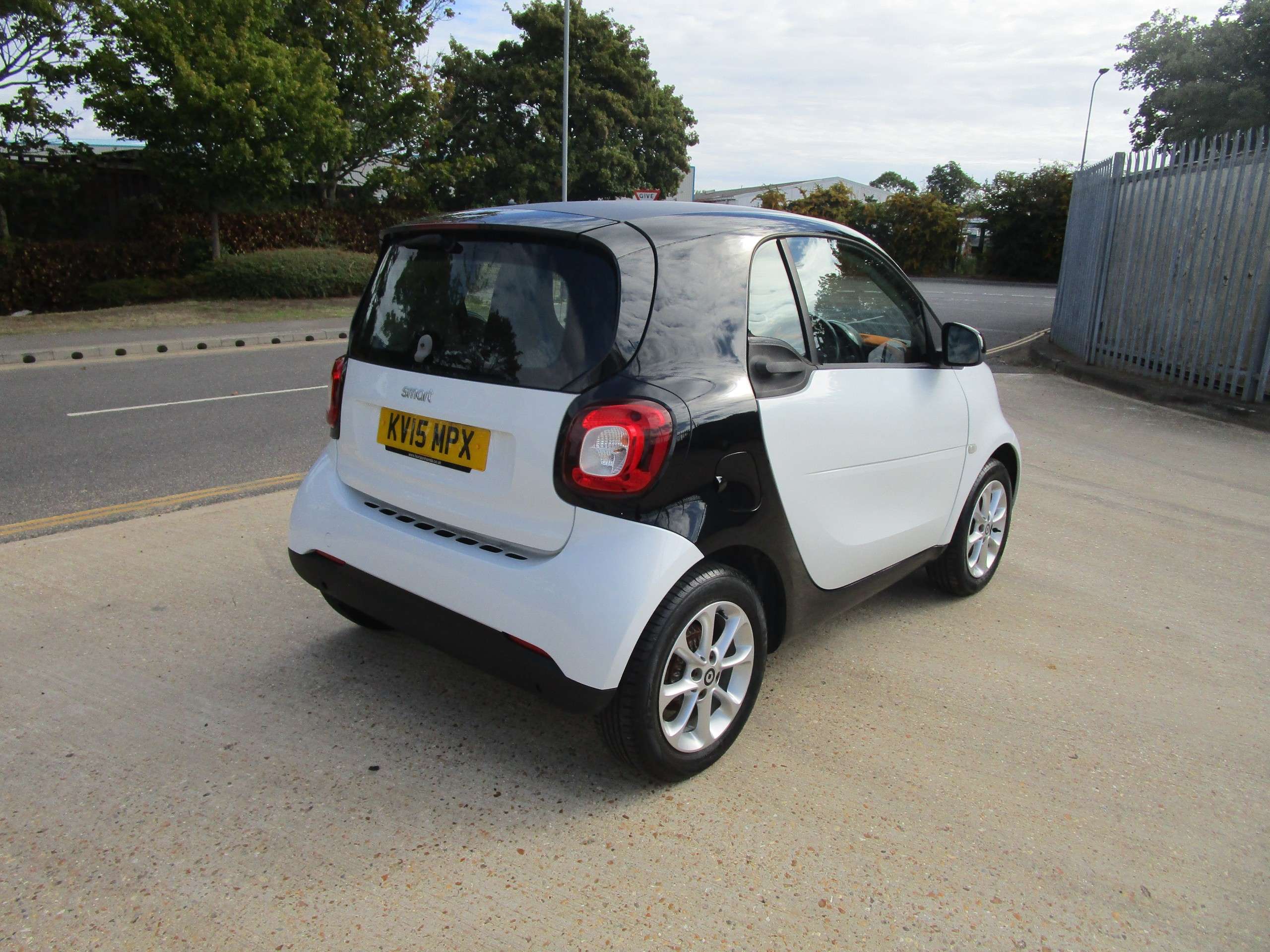 A 2015 SMART FORTWO 1.0 Passion Coupe 2dr Petrol Manual Euro 6 (s/s) (71 ps) A 2015 SMART FORTWO 1.0 Passion Coupe 2dr Petrol Manual Euro 6 (s/s) (71 ps)