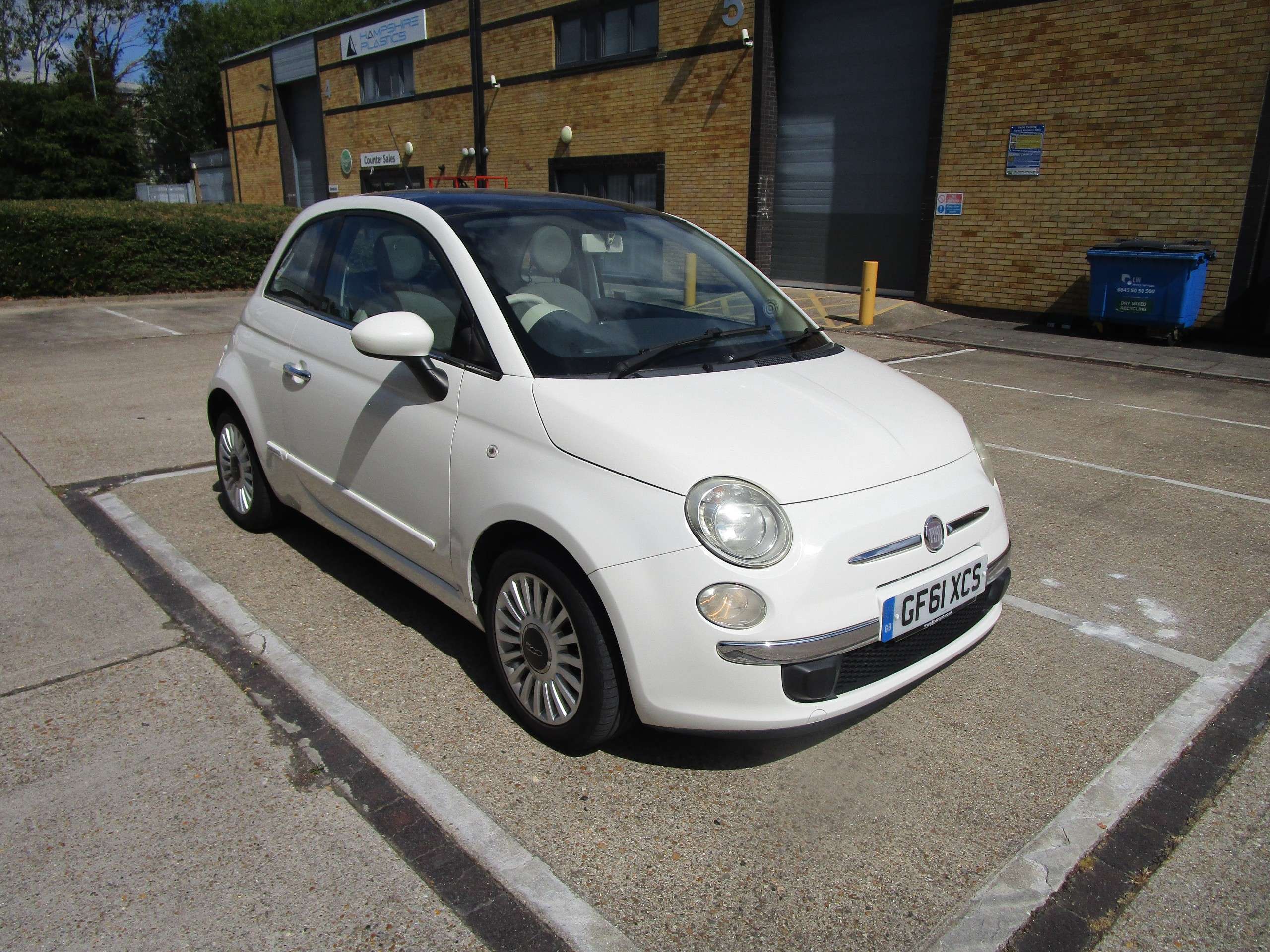 A 2011 FIAT 500 1.2 Lounge Hatchback 3dr Petrol Manual Euro 5 (s/s) (69 bhp) A 2011 FIAT 500 1.2 Lounge Hatchback 3dr Petrol Manual Euro 5 (s/s) (69 bhp)