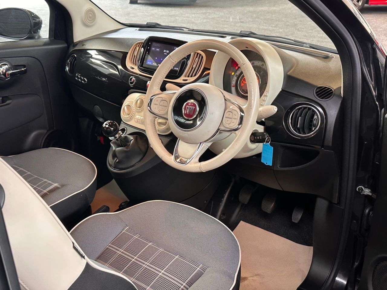 A 2019 FIAT 500 1.2 Lounge Hatchback 3dr Petrol Manual Euro 6 (s/s) (69 bhp) LOW ROAD TAX - A 2019 FIAT 500 1.2 Lounge Hatchback 3dr Petrol Manual Euro 6 (s/s) (69 bhp) LOW ROAD TAX -