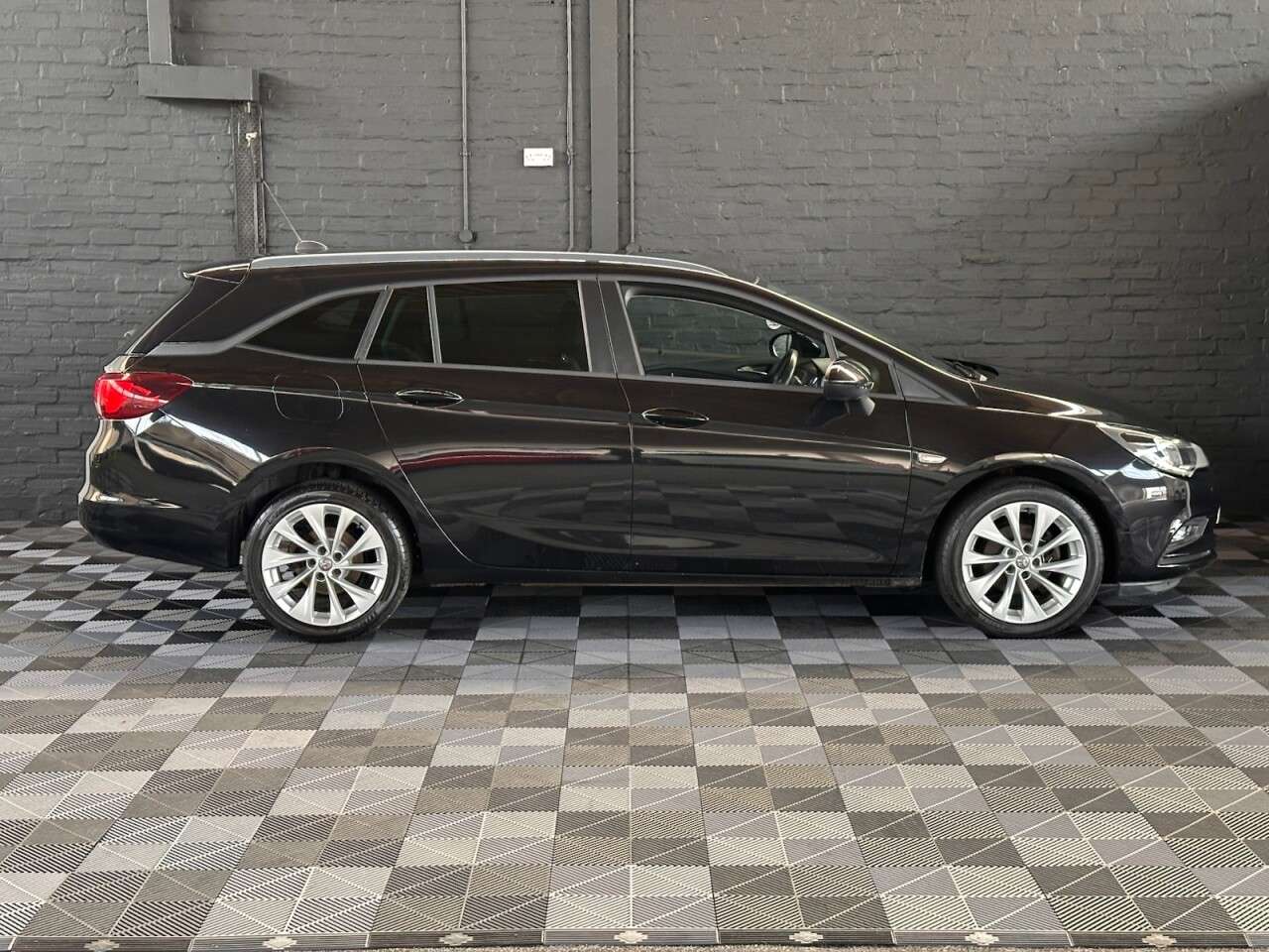 A 2018 VAUXHALL ASTRA 1.4i Turbo Tech Line Nav Sports Tourer 5dr Petrol Manual Euro 6 (125 ps) GR A 2018 VAUXHALL ASTRA 1.4i Turbo Tech Line Nav Sports Tourer 5dr Petrol Manual Euro 6 (125 ps) GR