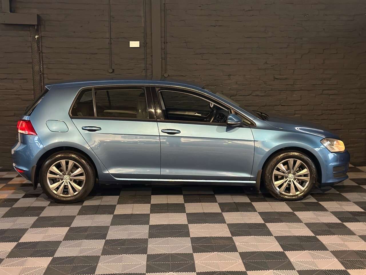 A 2014 VOLKSWAGEN GOLF 1.6 TDI BlueMotion Tech SE Hatchback 5dr Diesel Manual Euro 5 (s/s) (105 ps A 2014 VOLKSWAGEN GOLF 1.6 TDI BlueMotion Tech SE Hatchback 5dr Diesel Manual Euro 5 (s/s) (105 ps