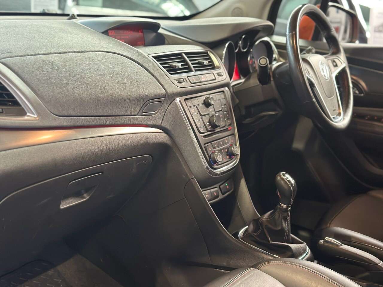 A 2015 VAUXHALL MOKKA 1.7 CDTi SE SUV 5dr Diesel Manual 4WD Euro 5 (s/s) (130 ps) 2 KEYS - VERY H A 2015 VAUXHALL MOKKA 1.7 CDTi SE SUV 5dr Diesel Manual 4WD Euro 5 (s/s) (130 ps) 2 KEYS - VERY H