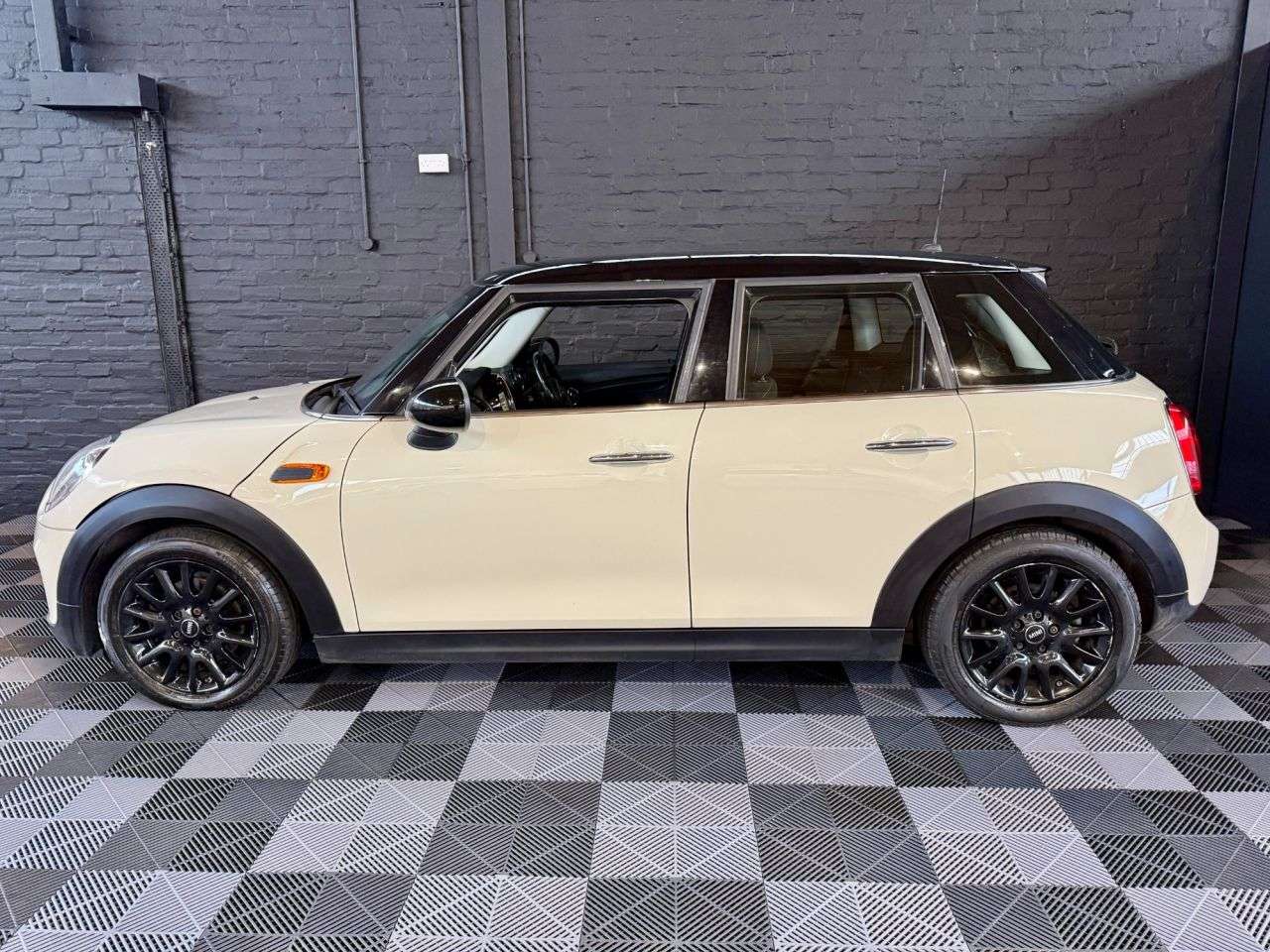 A 2017 MINI HATCH 1.5 Cooper Hatchback 5dr Petrol Manual Euro 6 (s/s) (136 ps) £3000 EXTRAS - A 2017 MINI HATCH 1.5 Cooper Hatchback 5dr Petrol Manual Euro 6 (s/s) (136 ps) £3000 EXTRAS -