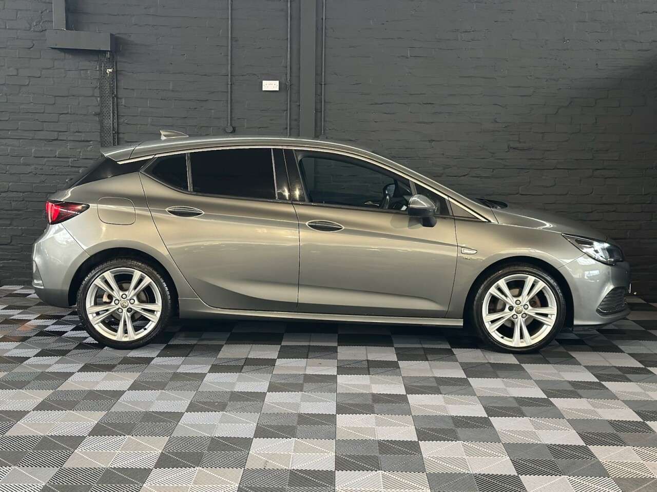 A 2017 VAUXHALL ASTRA 1.6 CDTi ecoTEC BlueInjection SRi VX Line Nav Hatchback 5dr Diesel Manual E A 2017 VAUXHALL ASTRA 1.6 CDTi ecoTEC BlueInjection SRi VX Line Nav Hatchback 5dr Diesel Manual E