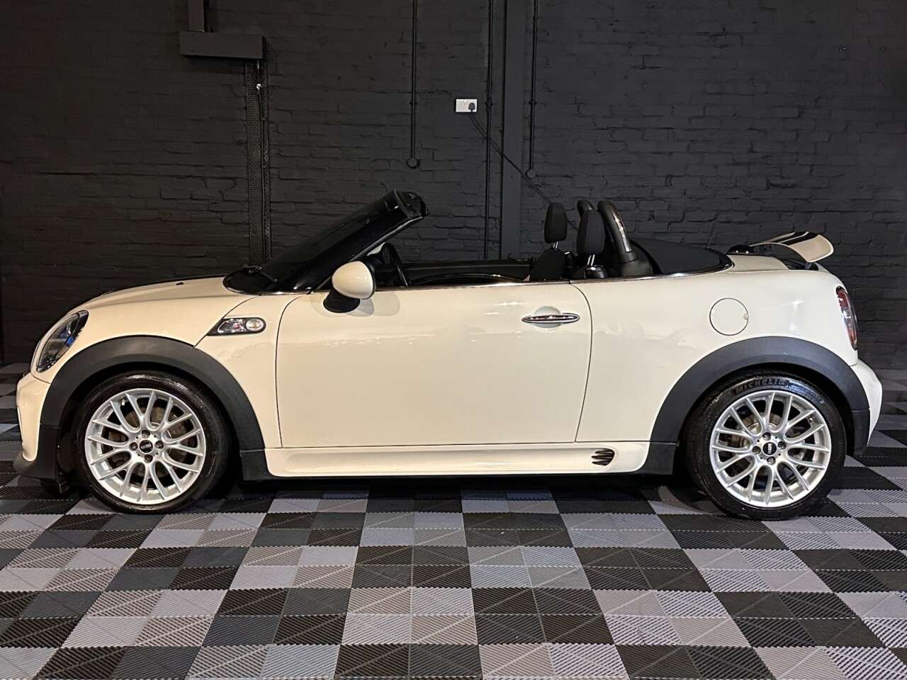 A 0 MINI ROADSTER 1.6 Cooper S Convertible 2dr Petrol Manual Euro 5 (s/s) (184 ps) 2 KEYS - L A 0 MINI ROADSTER 1.6 Cooper S Convertible 2dr Petrol Manual Euro 5 (s/s) (184 ps) 2 KEYS - L
