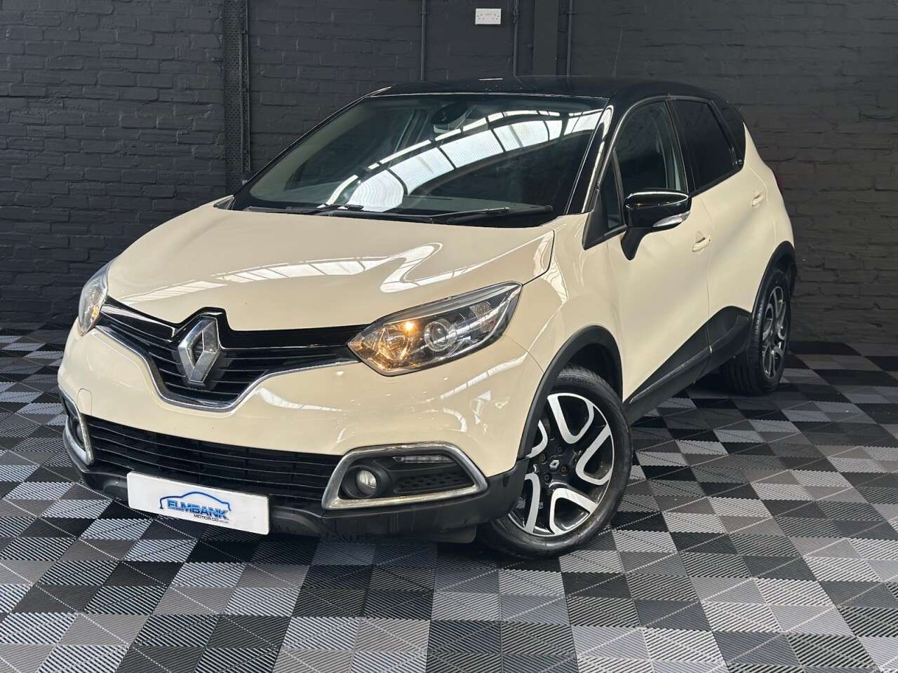 A 2015 RENAULT CAPTUR 1.5 dCi ENERGY Dynamique S Nav SUV 5dr Diesel Manual Euro 6 (s/s) (90 ps) U A 2015 RENAULT CAPTUR 1.5 dCi ENERGY Dynamique S Nav SUV 5dr Diesel Manual Euro 6 (s/s) (90 ps) U