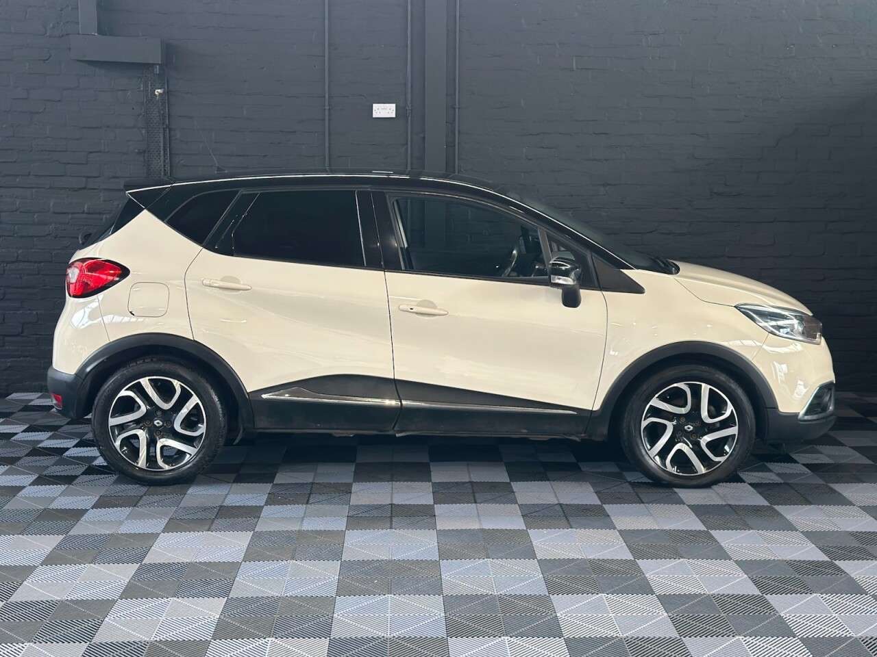 A 2015 RENAULT CAPTUR 1.5 dCi ENERGY Dynamique S Nav SUV 5dr Diesel Manual Euro 6 (s/s) (90 ps) U A 2015 RENAULT CAPTUR 1.5 dCi ENERGY Dynamique S Nav SUV 5dr Diesel Manual Euro 6 (s/s) (90 ps) U