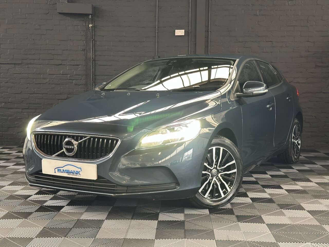 A 2018 VOLVO V40 2.0 T2 GPF Momentum Hatchback 5dr Petrol Manual Euro 6 (s/s) (122 ps) ULEZ A 2018 VOLVO V40 2.0 T2 GPF Momentum Hatchback 5dr Petrol Manual Euro 6 (s/s) (122 ps) ULEZ