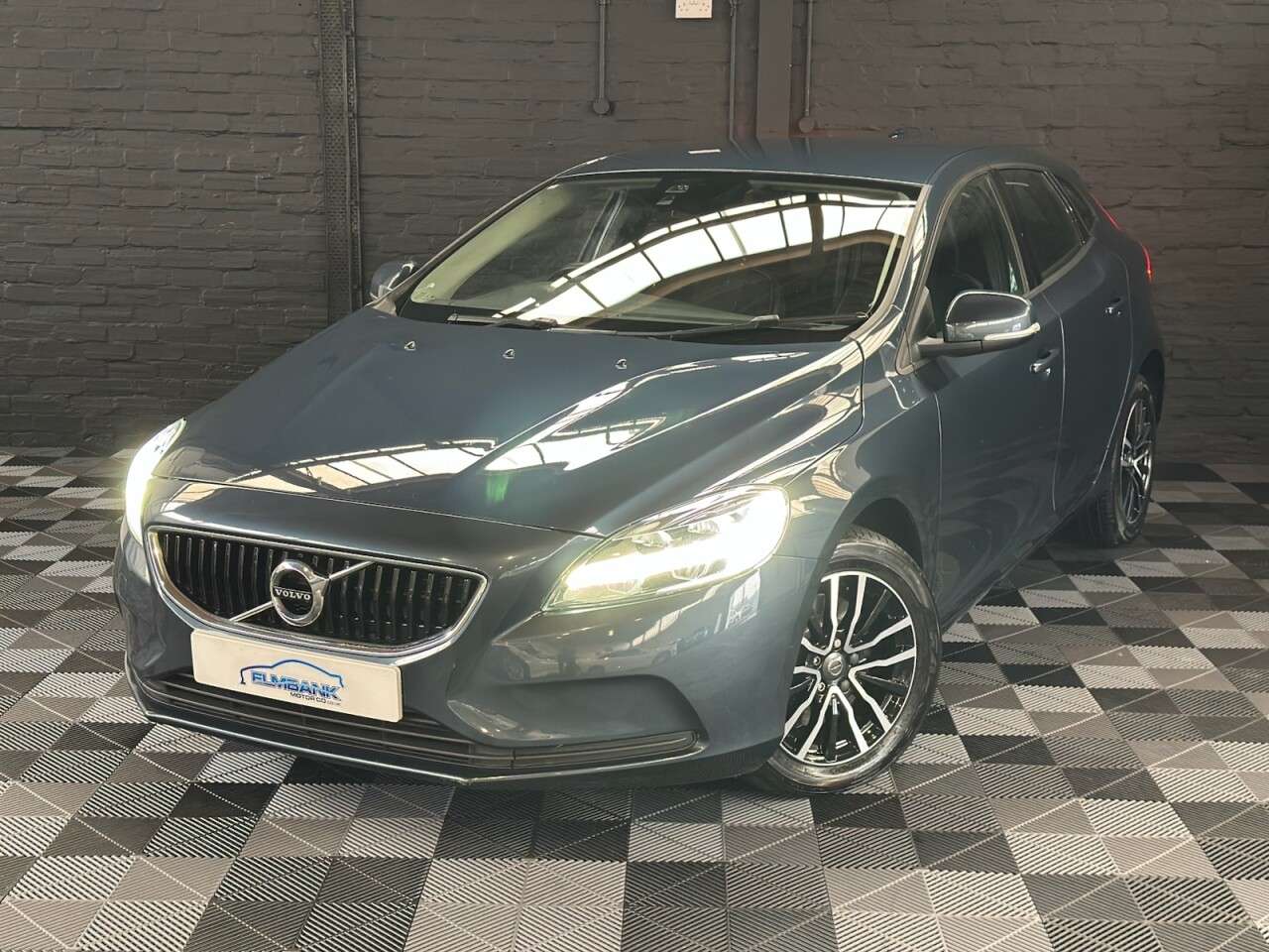 A 2018 VOLVO V40 2.0 T2 GPF Momentum Hatchback 5dr Petrol Manual Euro 6 (s/s) (122 ps) ULEZ A 2018 VOLVO V40 2.0 T2 GPF Momentum Hatchback 5dr Petrol Manual Euro 6 (s/s) (122 ps) ULEZ