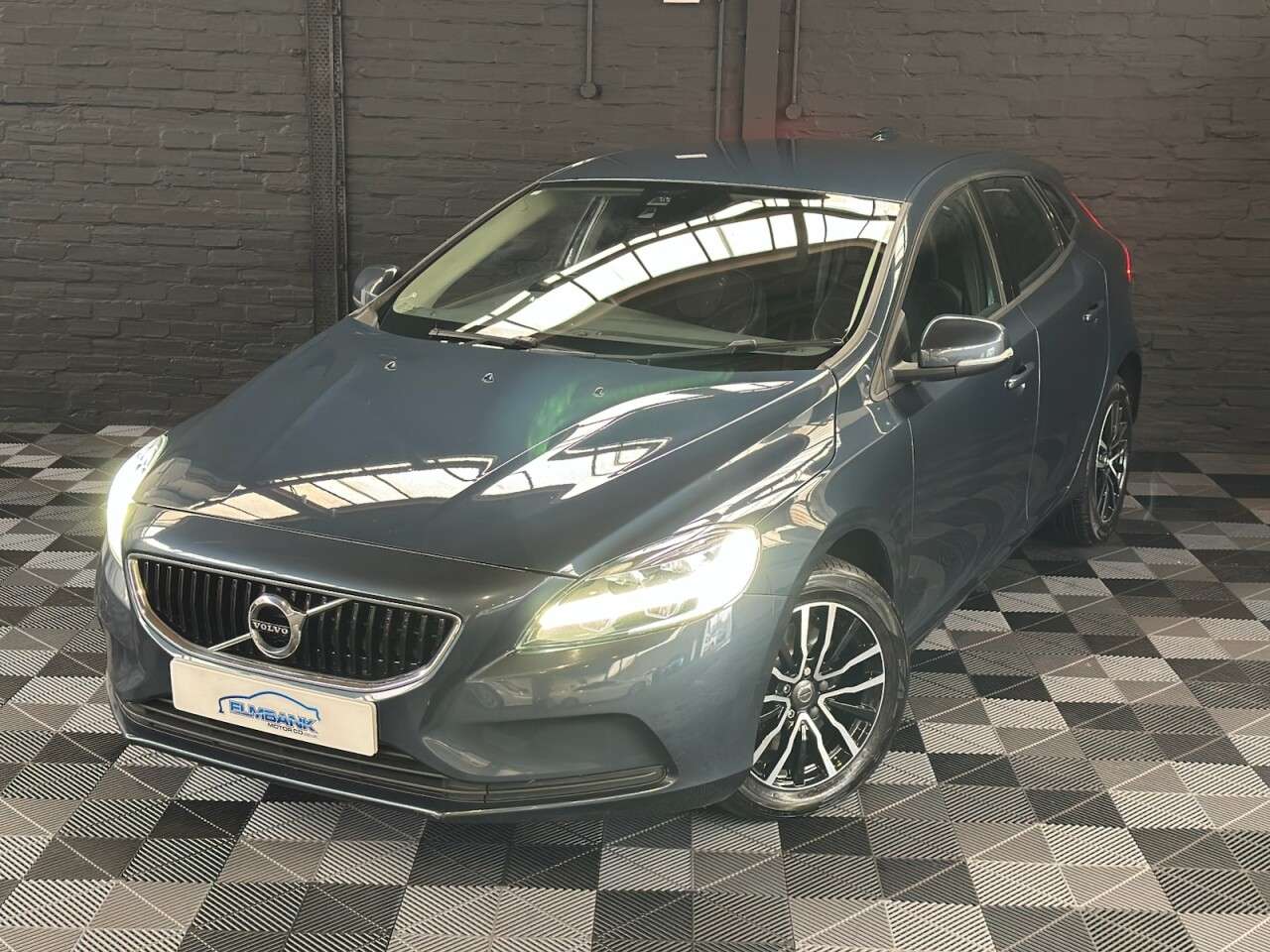 2018 VOLVO V40 2018 VOLVO V40
