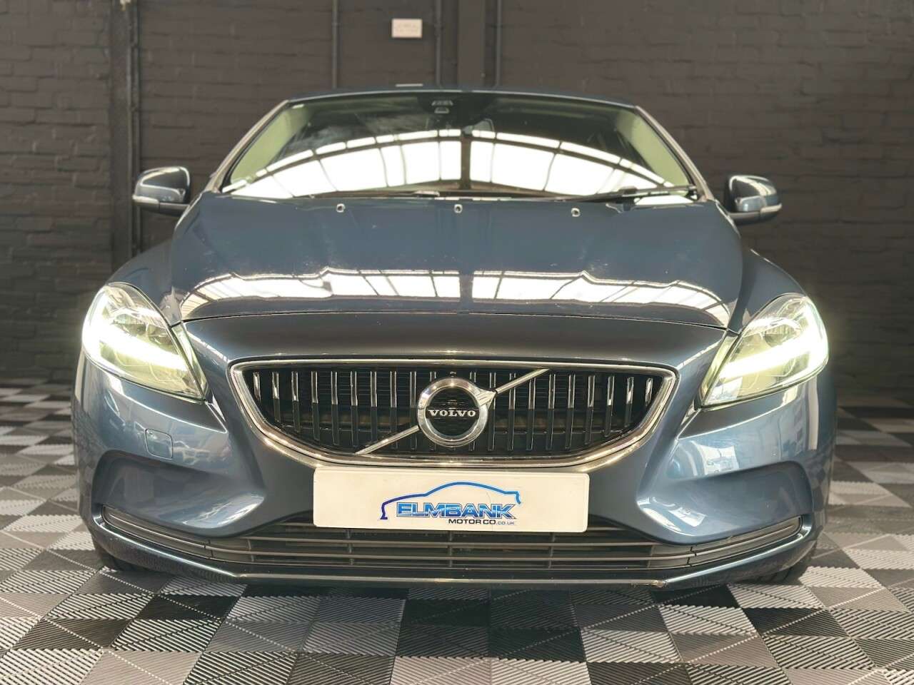 A 2018 VOLVO V40 2.0 T2 GPF Momentum Hatchback 5dr Petrol Manual Euro 6 (s/s) (122 ps) ULEZ A 2018 VOLVO V40 2.0 T2 GPF Momentum Hatchback 5dr Petrol Manual Euro 6 (s/s) (122 ps) ULEZ