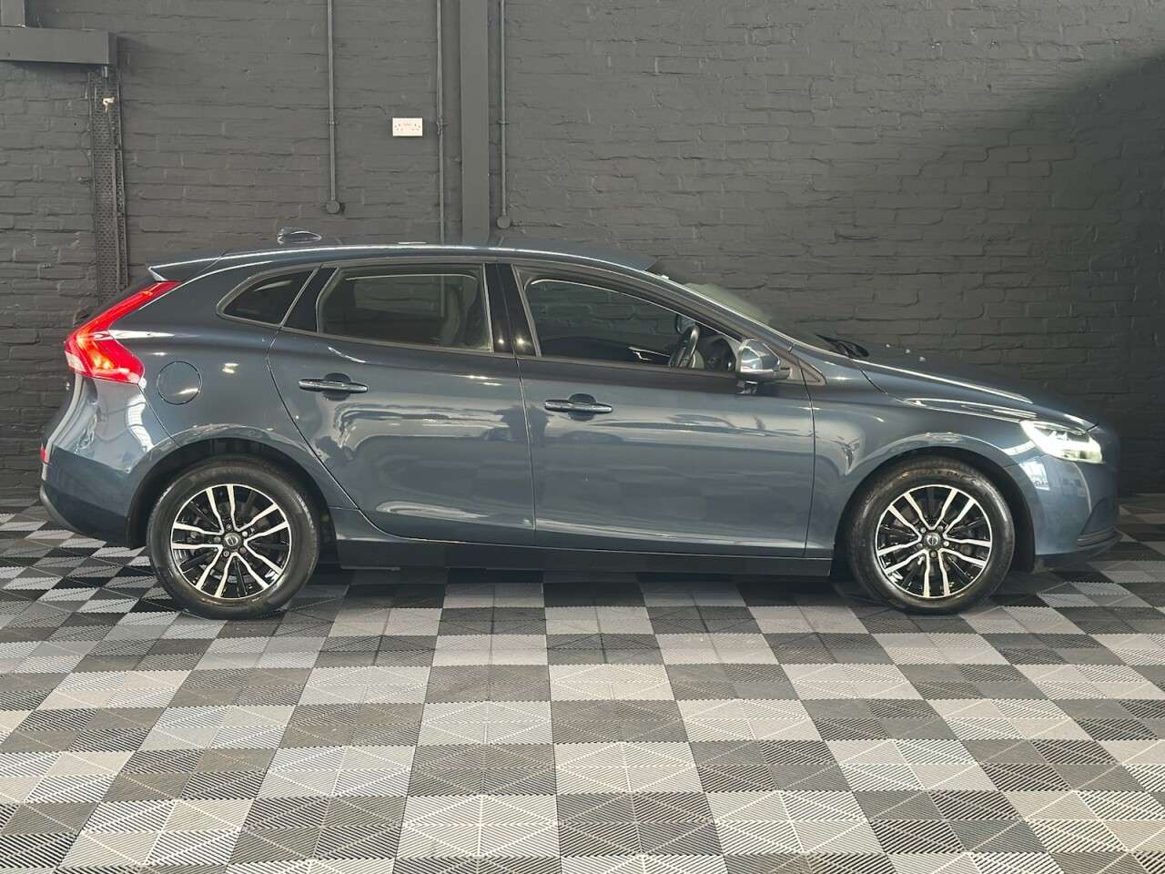 A 2018 VOLVO V40 2.0 T2 GPF Momentum Hatchback 5dr Petrol Manual Euro 6 (s/s) (122 ps) ULEZ A 2018 VOLVO V40 2.0 T2 GPF Momentum Hatchback 5dr Petrol Manual Euro 6 (s/s) (122 ps) ULEZ