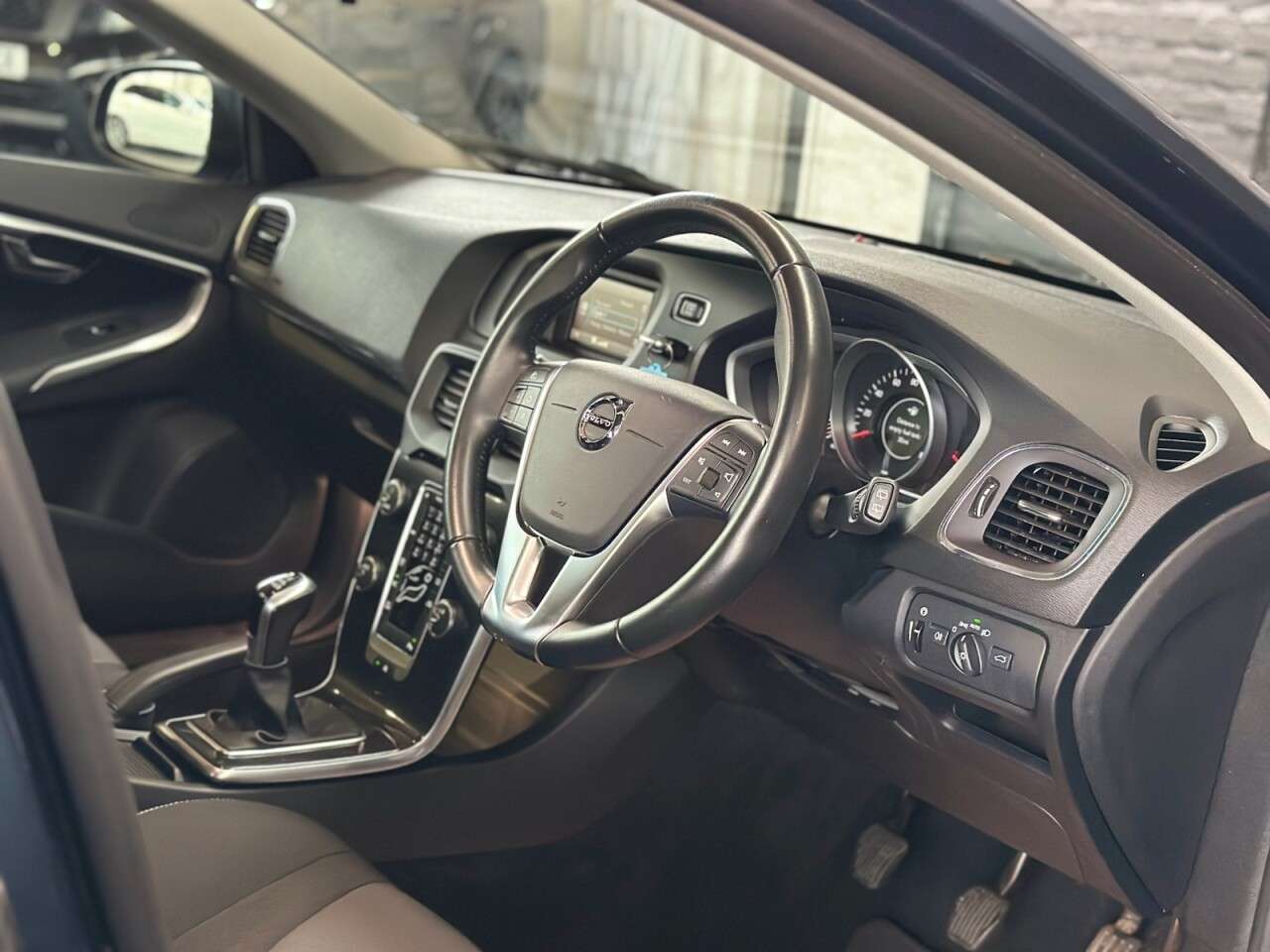 2018 VOLVO V40 2018 VOLVO V40