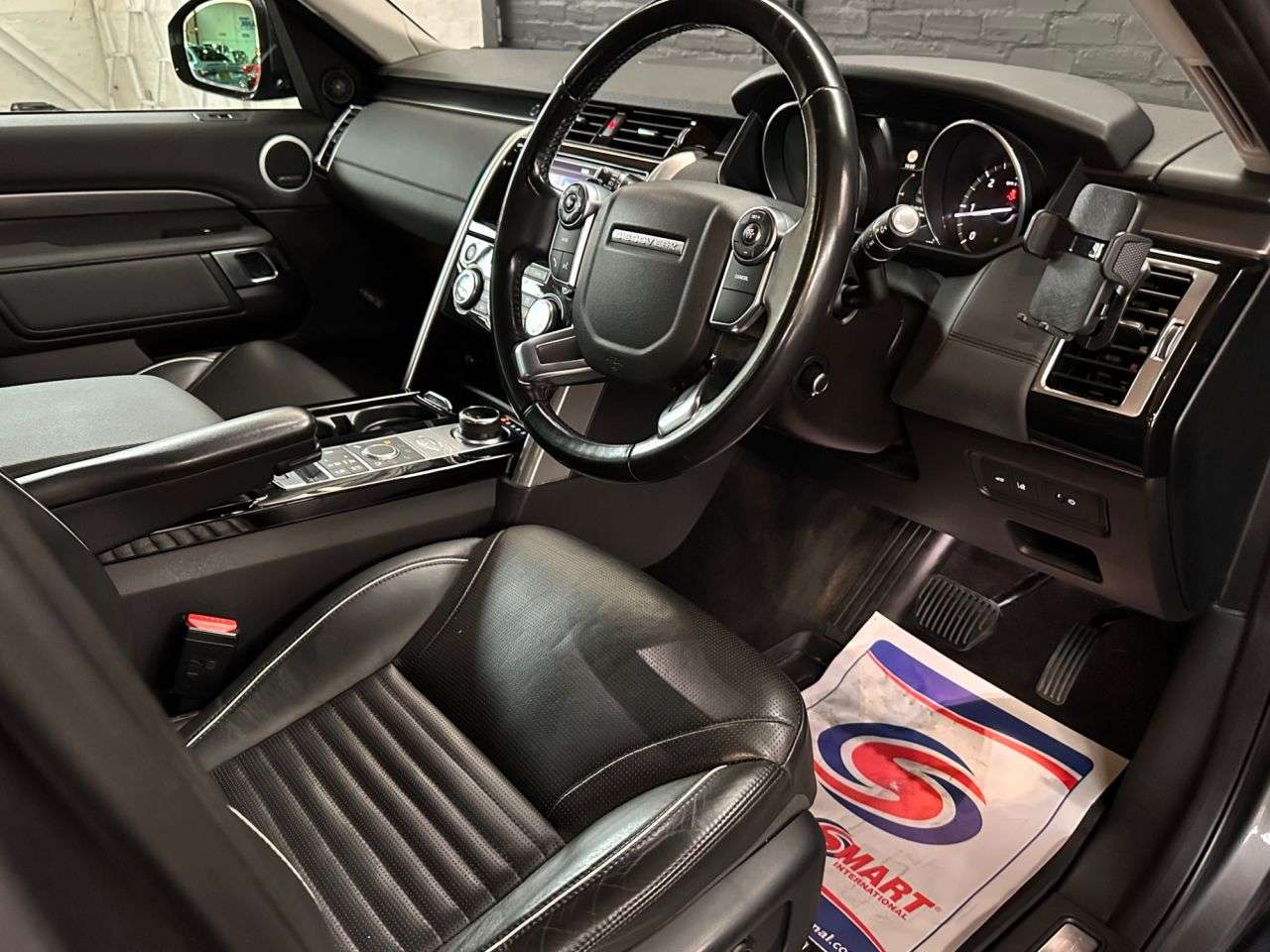 A 2017 LAND ROVER DISCOVERY 3.0 TD V6 HSE SUV 5dr Diesel Auto 4WD Euro 6 (s/s) (258 ps) MERIDIAN SYSTEM A 2017 LAND ROVER DISCOVERY 3.0 TD V6 HSE SUV 5dr Diesel Auto 4WD Euro 6 (s/s) (258 ps) MERIDIAN SYSTEM