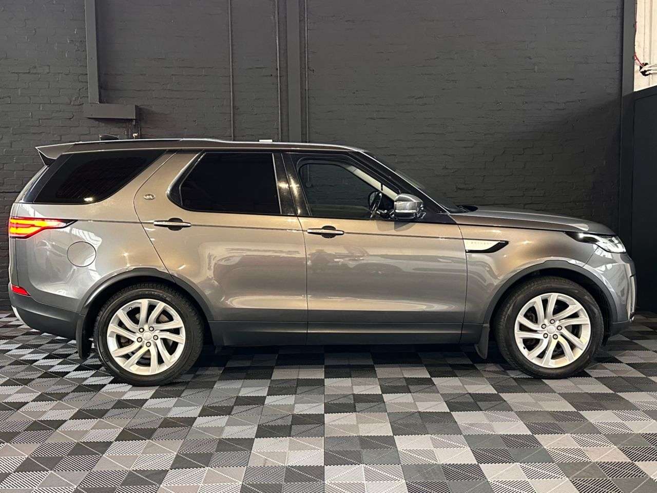 A 2017 LAND ROVER DISCOVERY 3.0 TD V6 HSE SUV 5dr Diesel Auto 4WD Euro 6 (s/s) (258 ps) MERIDIAN SYSTEM A 2017 LAND ROVER DISCOVERY 3.0 TD V6 HSE SUV 5dr Diesel Auto 4WD Euro 6 (s/s) (258 ps) MERIDIAN SYSTEM