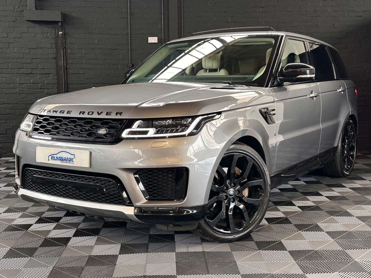 A 2020 LAND ROVER RANGE ROVER SPORT 3.0 D300 MHEV HSE SUV 5dr Diesel Auto 4WD Euro 6 (s/s) (300 ps) A 2020 LAND ROVER RANGE ROVER SPORT 3.0 D300 MHEV HSE SUV 5dr Diesel Auto 4WD Euro 6 (s/s) (300 ps)