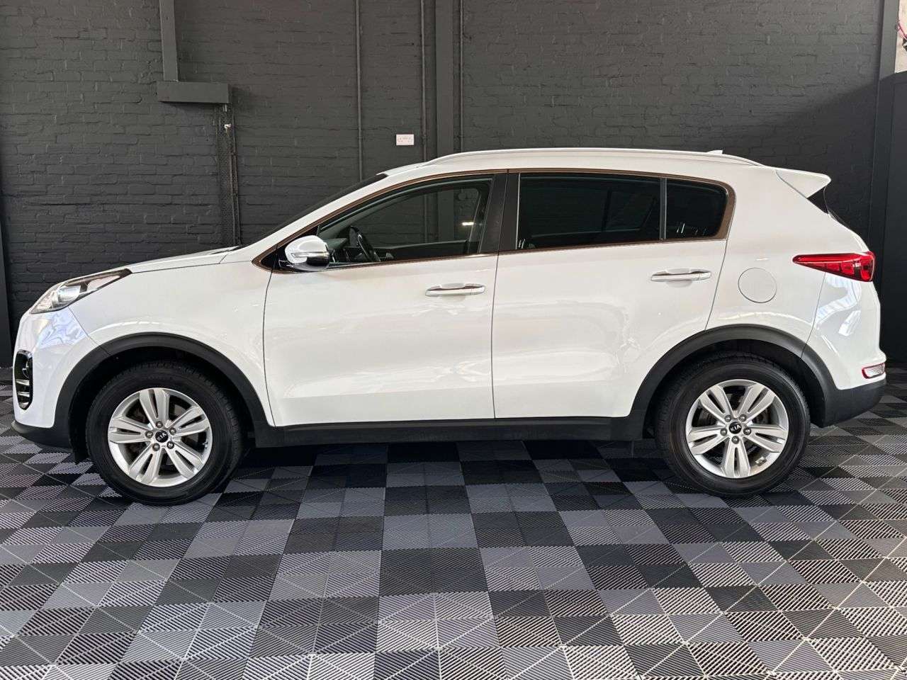 A 2017 KIA SPORTAGE 1.6 GDi 2 SUV 5dr Petrol Manual Euro 6 (s/s) (130 bhp) LANE ASSIST - HIGH B A 2017 KIA SPORTAGE 1.6 GDi 2 SUV 5dr Petrol Manual Euro 6 (s/s) (130 bhp) LANE ASSIST - HIGH B