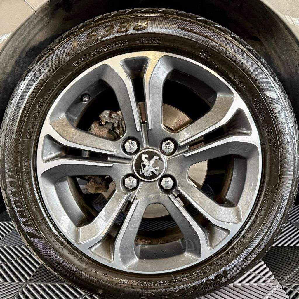 2013 PEUGEOT 208 2013 PEUGEOT 208