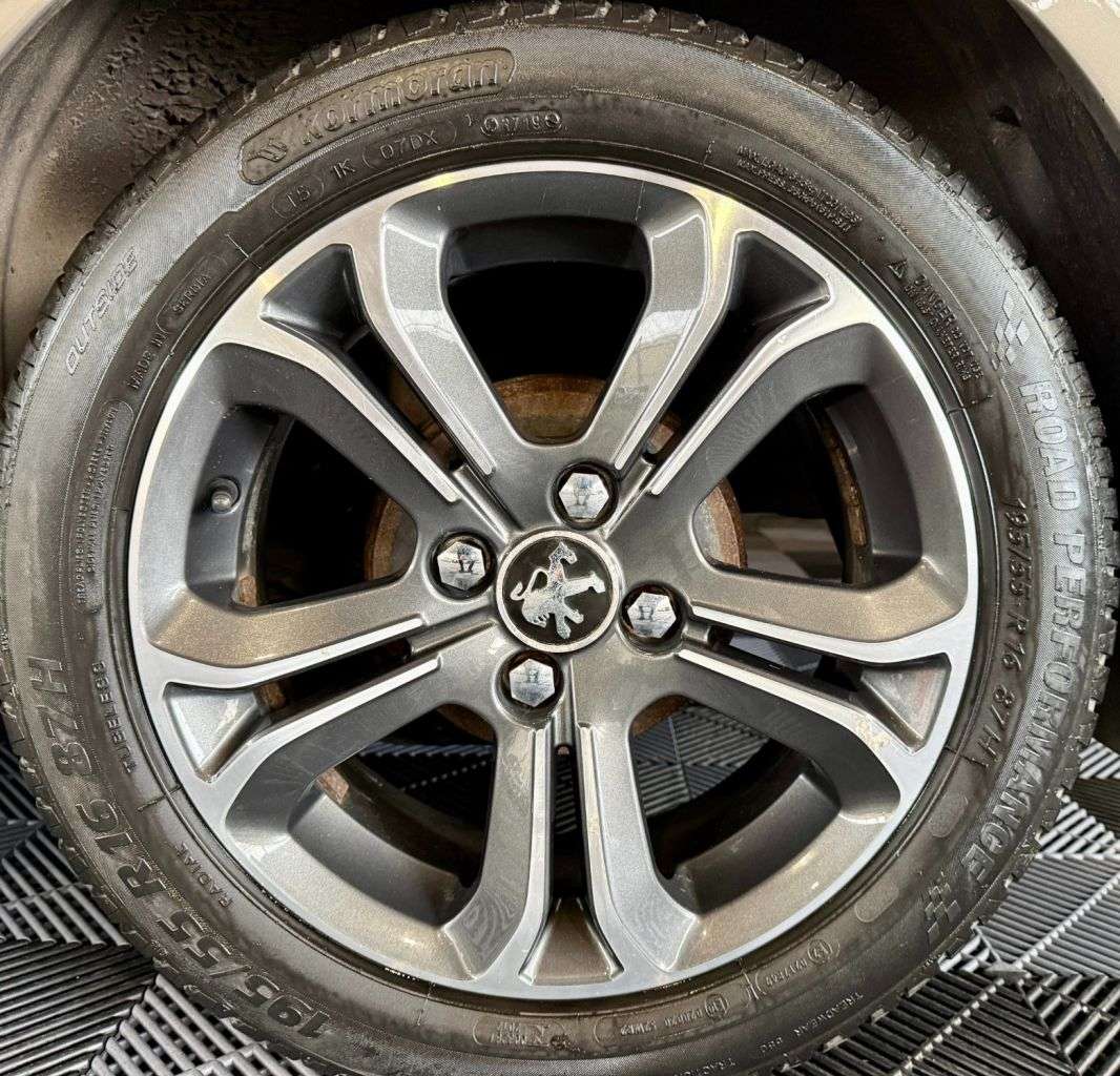 2013 PEUGEOT 208 2013 PEUGEOT 208