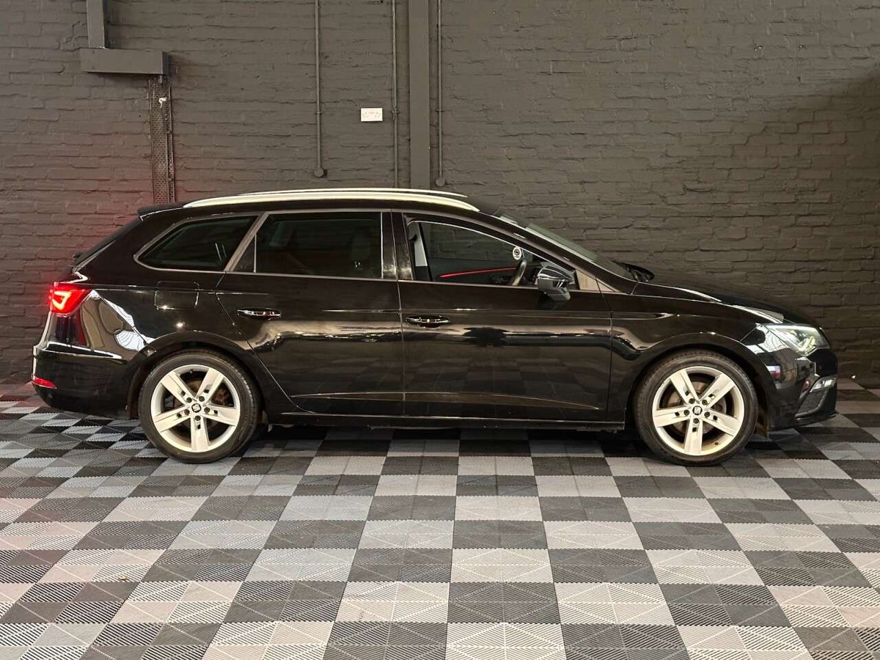 A 2019 SEAT LEON 2.0 TDI FR ST 5dr Diesel Manual Euro 6 (s/s) (150 ps) ULEZ COMPLIANT - LOW A 2019 SEAT LEON 2.0 TDI FR ST 5dr Diesel Manual Euro 6 (s/s) (150 ps) ULEZ COMPLIANT - LOW