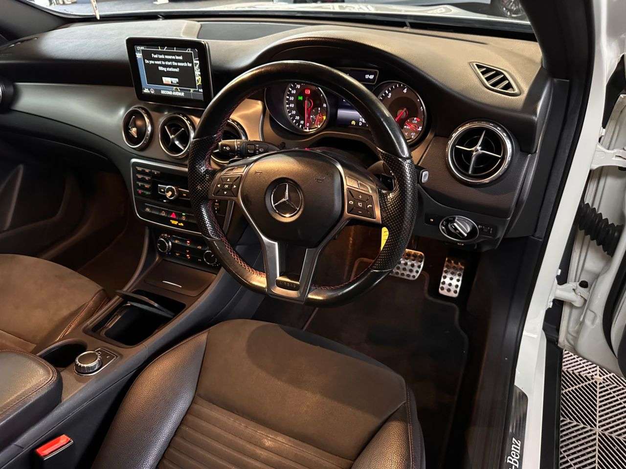 A 2015 MERCEDES GLA-CLASS GLA220 CDI 4MATIC AMG LINE A 2015 MERCEDES GLA-CLASS GLA220 CDI 4MATIC AMG LINE