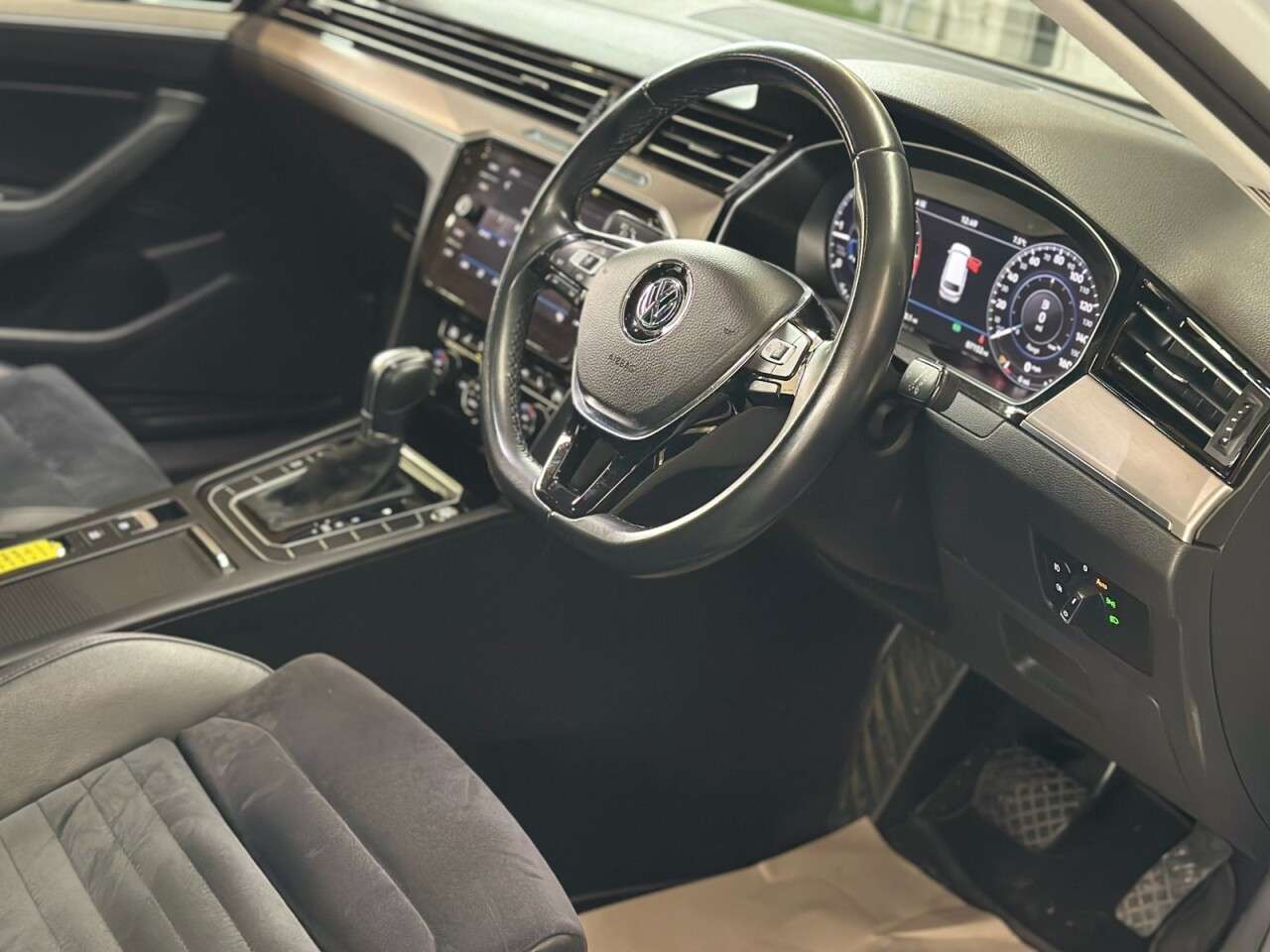 A 2019 VOLKSWAGEN PASSAT 2.0 TDI GT Estate 5dr Diesel DSG Euro 6 (s/s) (150 ps) ULEZ COMPLIANT - AUT A 2019 VOLKSWAGEN PASSAT 2.0 TDI GT Estate 5dr Diesel DSG Euro 6 (s/s) (150 ps) ULEZ COMPLIANT - AUT