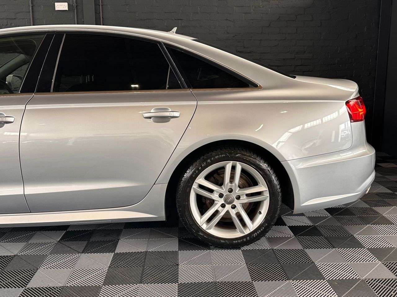 A 2018 AUDI A6 SALOON 2.0 TDI ultra S line Saloon 4dr Diesel Manual Euro 6 (s/s) (190 ps) A 2018 AUDI A6 SALOON 2.0 TDI ultra S line Saloon 4dr Diesel Manual Euro 6 (s/s) (190 ps)