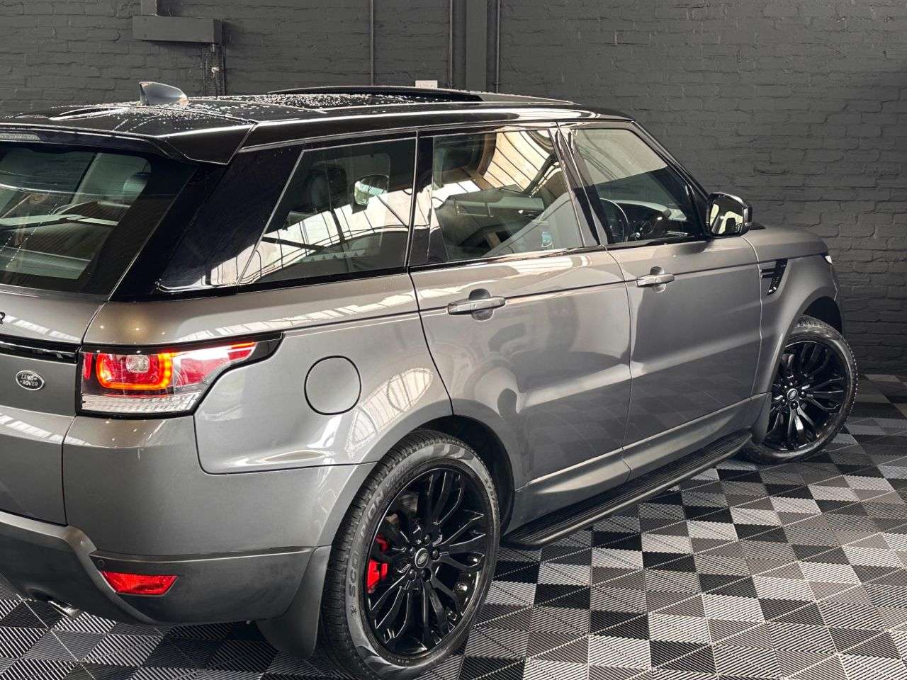 A 2017 LAND ROVER RANGE ROVER SPORT 3.0 SD V6 HSE Dynamic SUV 5dr Diesel Auto 4WD Euro 6 (s/s) (306 ps) PAN ROO A 2017 LAND ROVER RANGE ROVER SPORT 3.0 SD V6 HSE Dynamic SUV 5dr Diesel Auto 4WD Euro 6 (s/s) (306 ps) PAN ROO