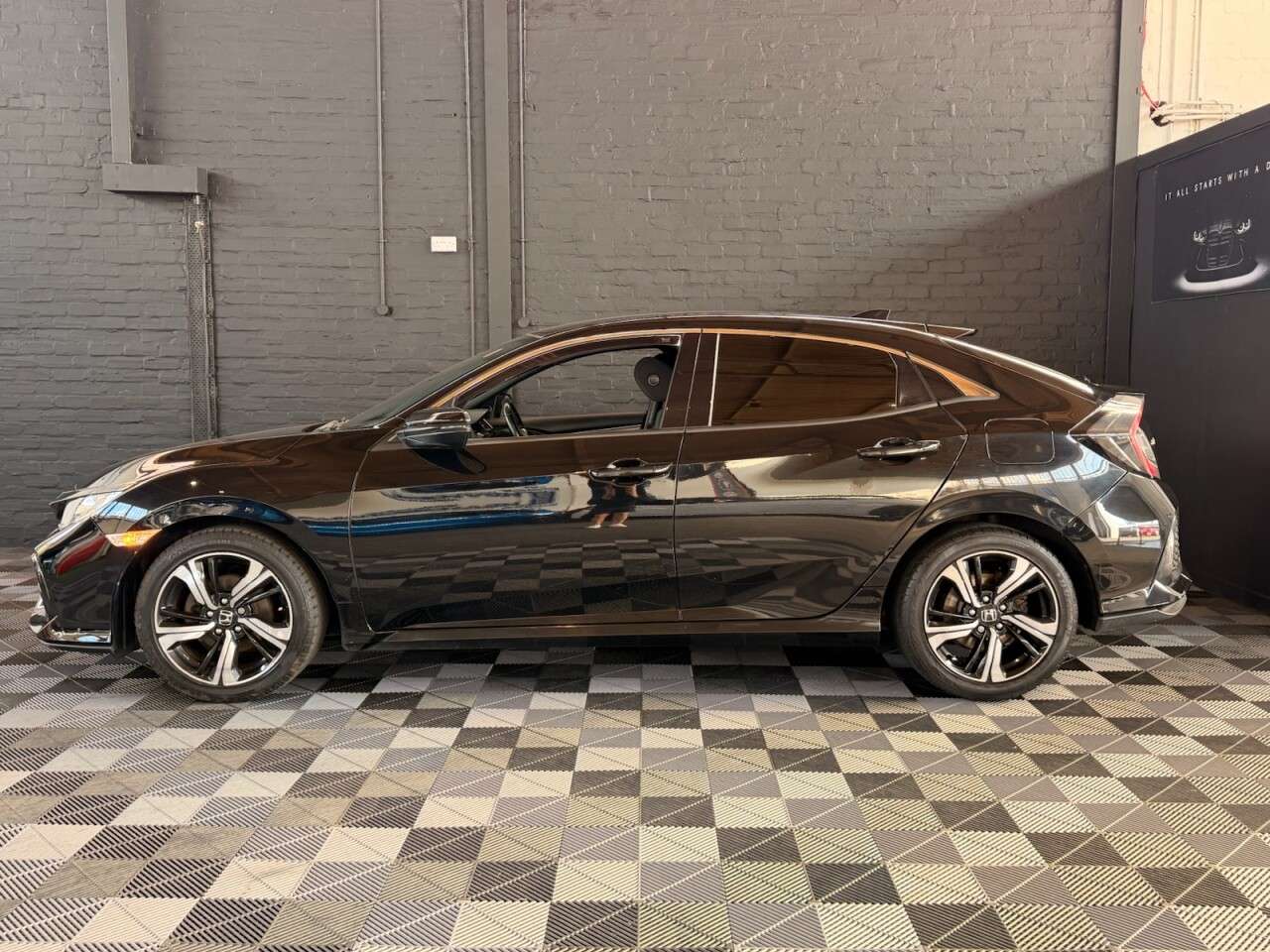 A 2017 HONDA CIVIC 1.0 VTEC Turbo SR Hatchback 5dr Petrol Manual Euro 6 (s/s) (129 ps) LOW MIL A 2017 HONDA CIVIC 1.0 VTEC Turbo SR Hatchback 5dr Petrol Manual Euro 6 (s/s) (129 ps) LOW MIL